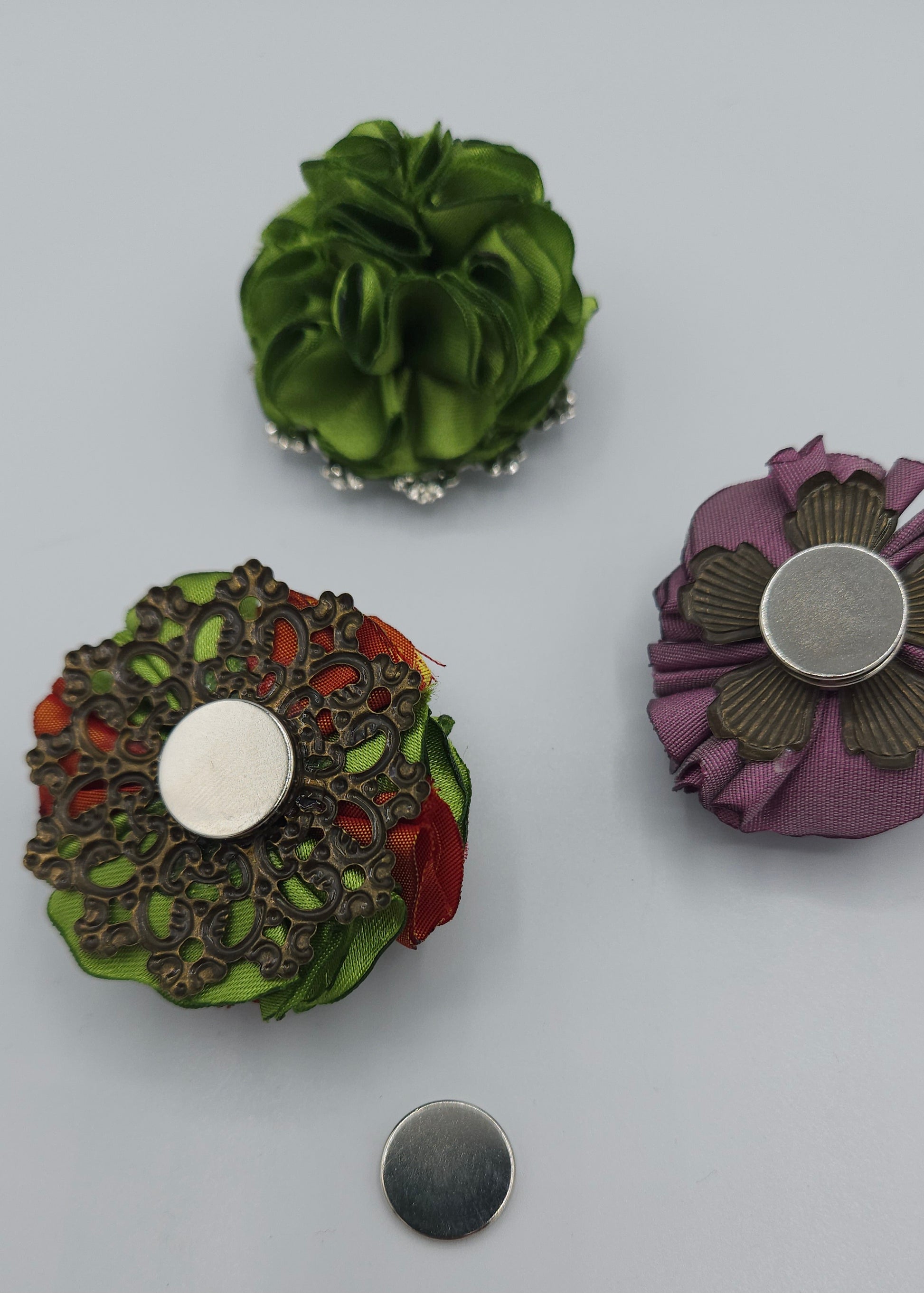 Broche aimantée en tissus upcyclé de taffeta. couleur : vert - artisanat et création unique et originale de Haute-Loire