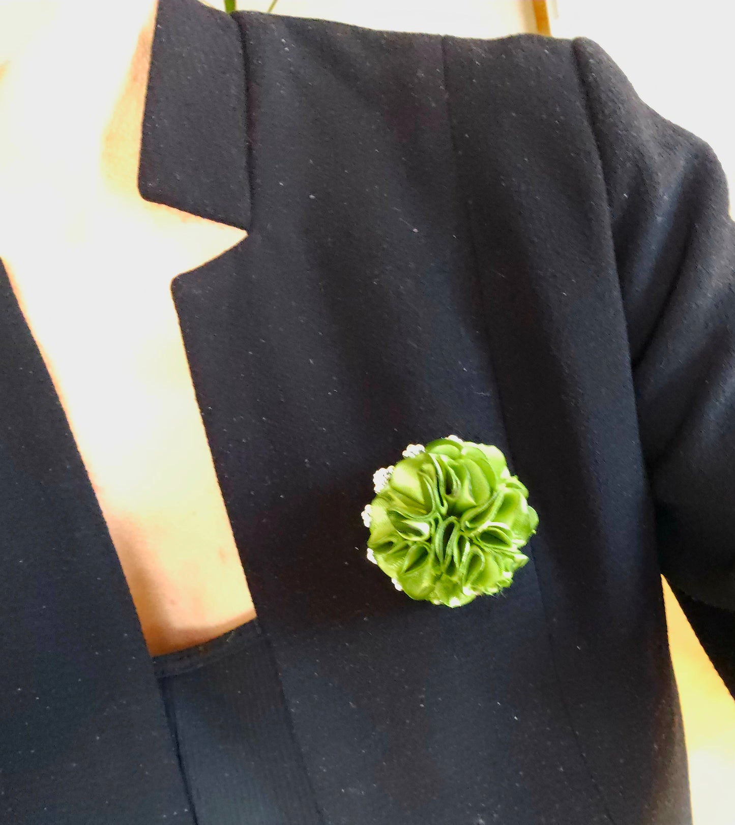 Broche aimantée en tissus upcyclé de taffeta. couleur : vert - artisanat et création unique et originale de Haute-Loire