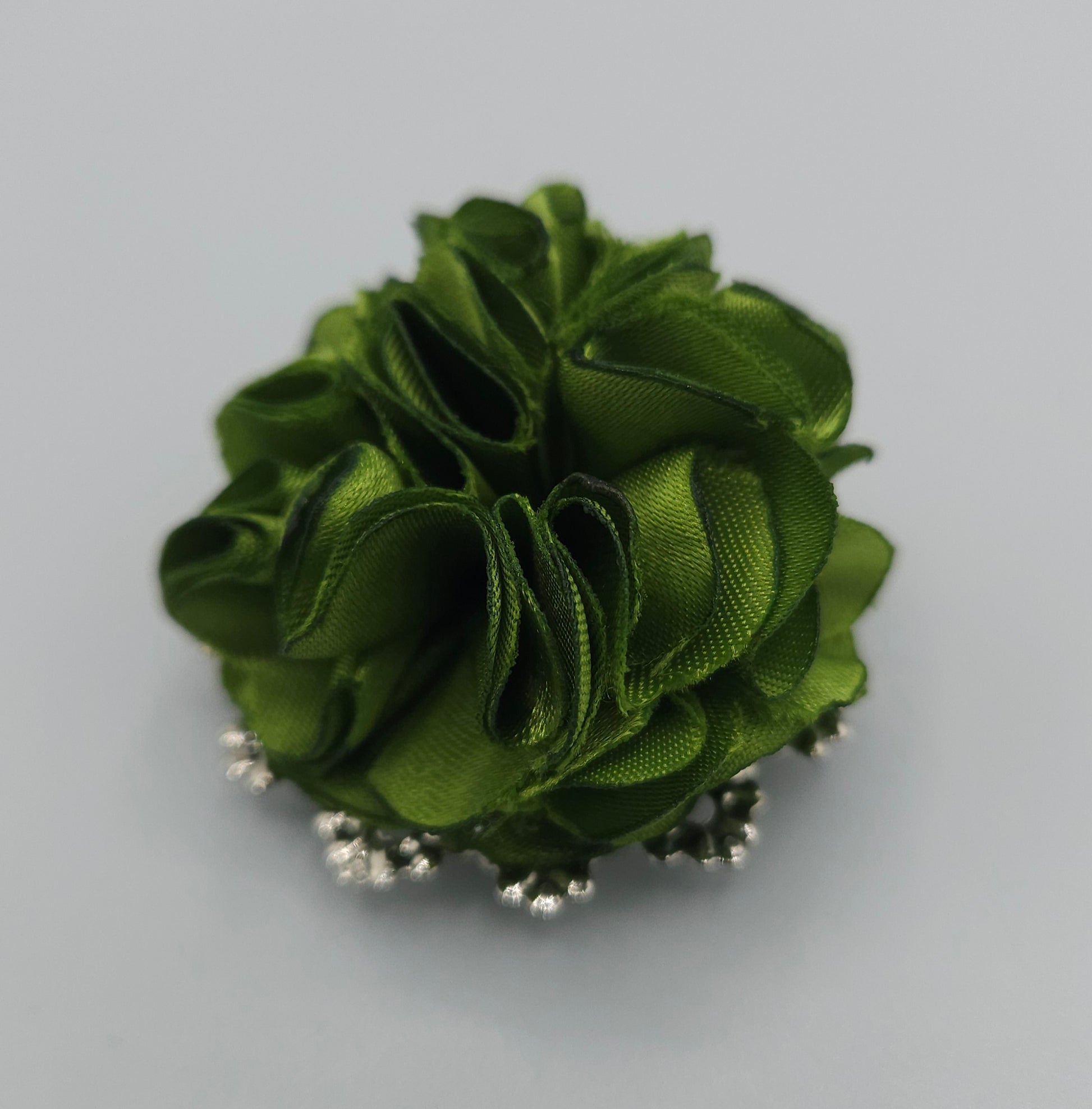 Broche aimantée en tissus upcyclé de taffeta. couleur : vert - artisanat et création unique et originale de Haute-Loire