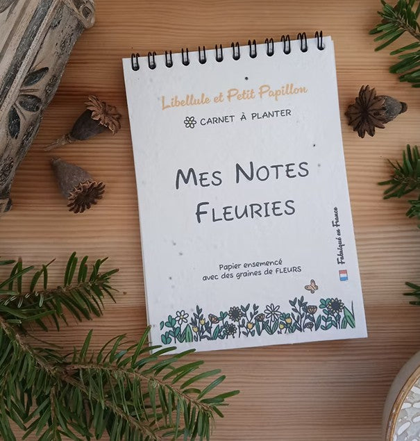 Carnet à planter  avec spirale de type bloc notes. Couverture et dos de couverture incrustés de graines de fleurs. Papier recyclé et encres vegetales. Fabriqué en France. 