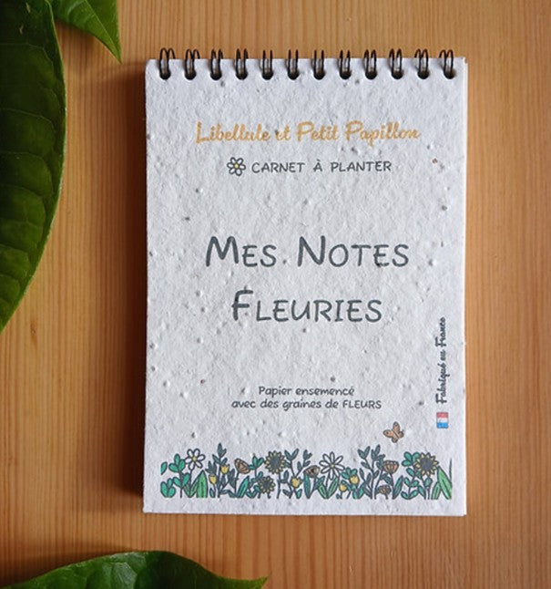 Carnet à planter  avec spirale de type bloc notes. Couverture et dos de couverture incrustés de graines de fleurs. Papier recyclé et encres vegetales. Fabriqué en France. 