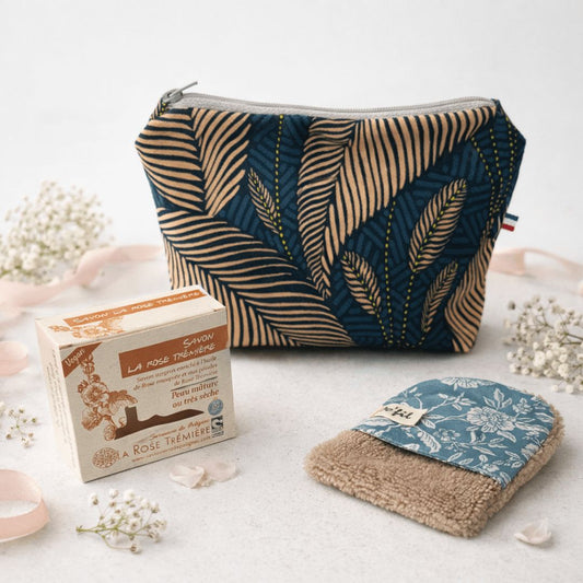 Trousse beauté de voyage - artisanat de haute-Loire - petite trousse upcyclée, savon artisanale biologique, mini gant tout doux. 