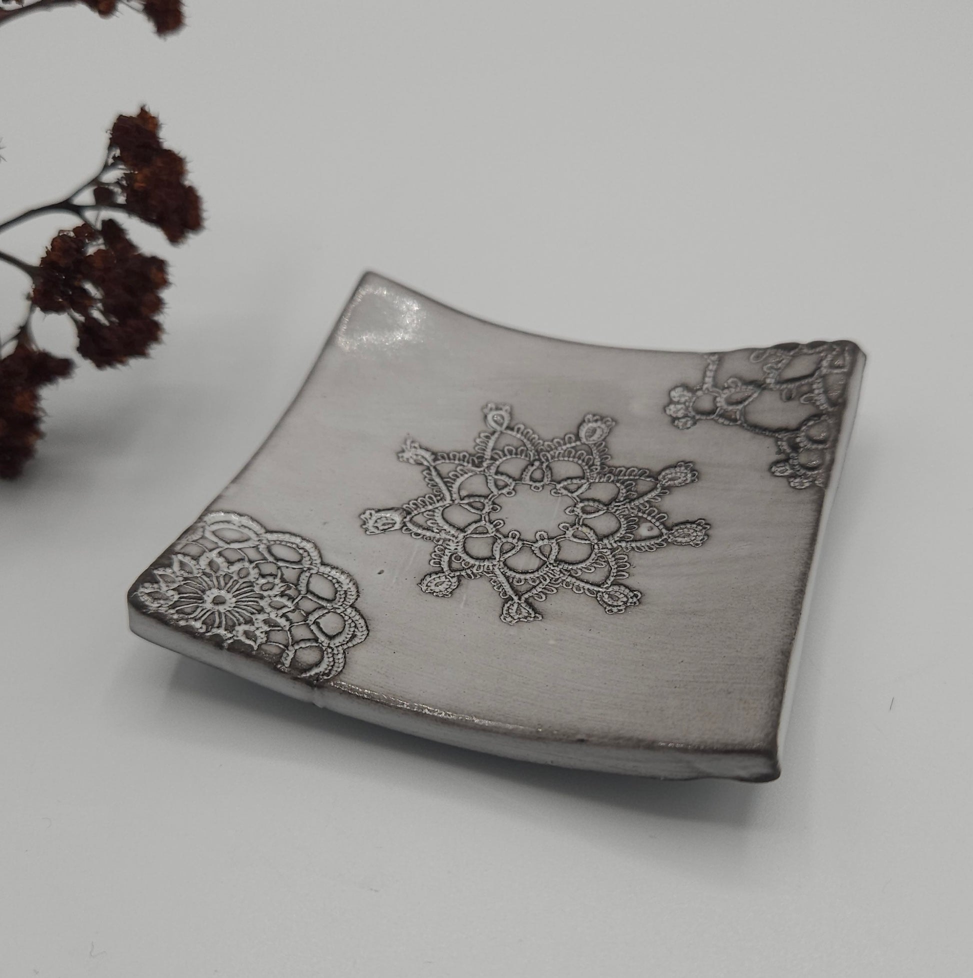 coupelle carré artisanale empreinte de dentelle - dentelle du Puy- artisanat