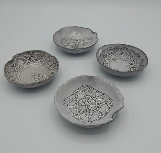 coupelles creuses rondes en céramique émaillée , empreinte de dentelle. artisanat local de Haute-Loire - atelier Apothéose