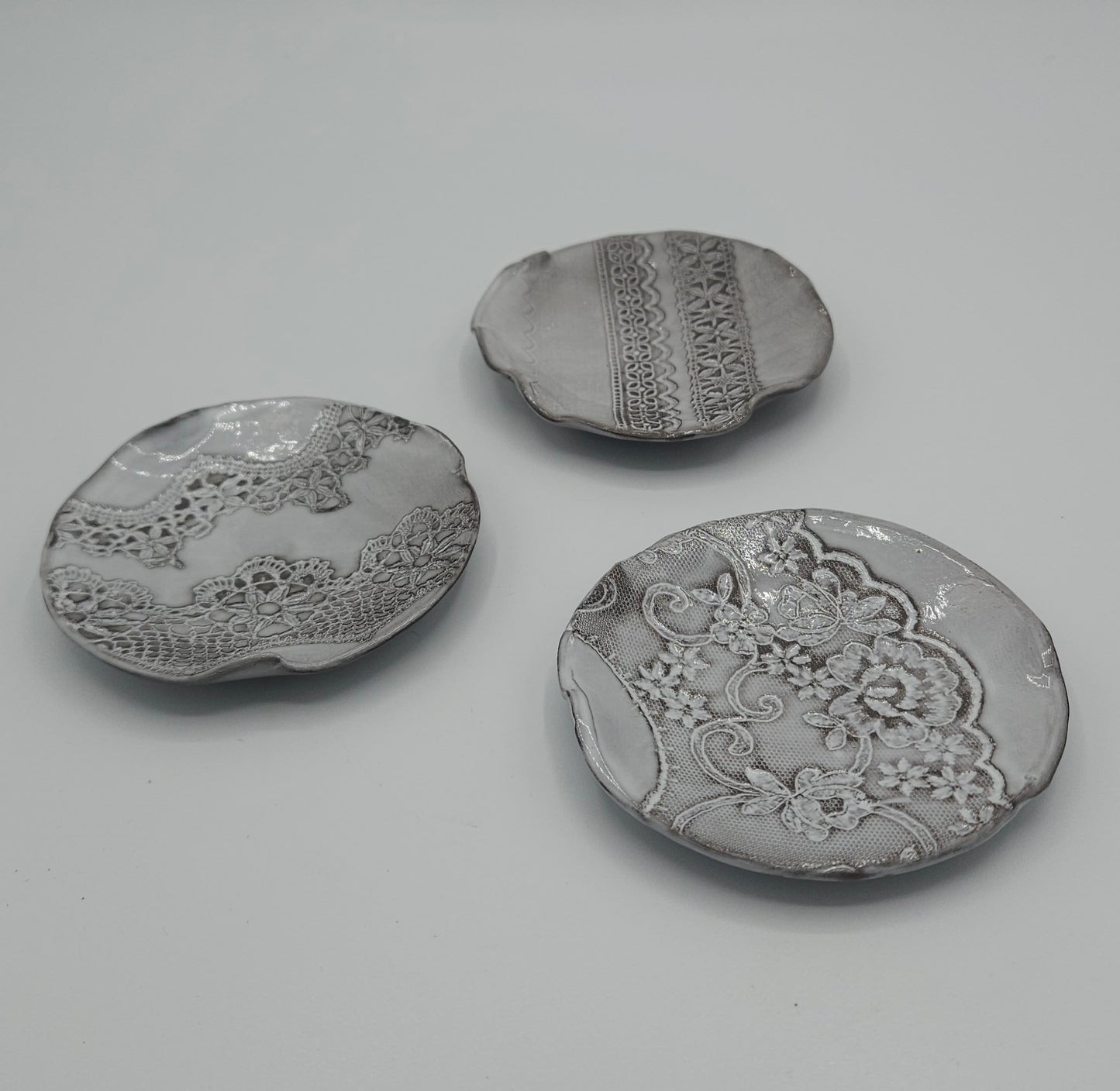 coupelle en céramique émaillée artisanale , empreinte de dentelle. objet unique fabriqué en haute-Loire par atelier l'apothéose