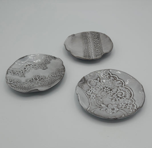 coupelle en céramique émaillée artisanale , empreinte de dentelle. objet unique fabriqué en haute-Loire par atelier l'apothéose