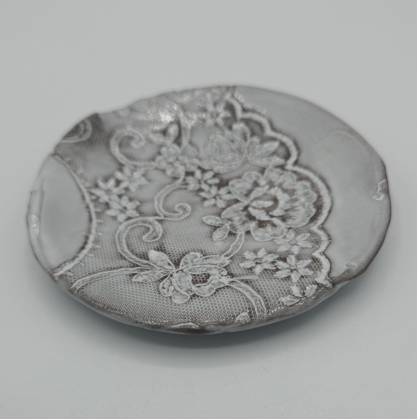 coupelle en céramique émaillée artisanale , empreinte de dentelle. objet unique fabriqué en haute-Loire par atelier l'apothéose