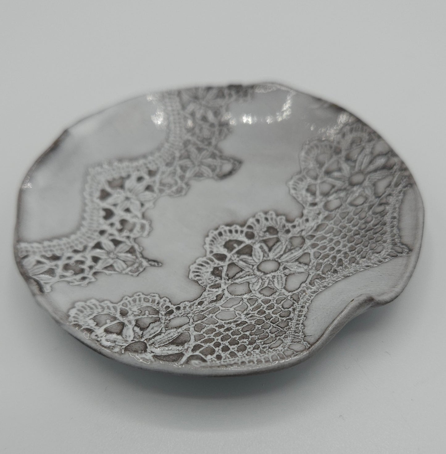 coupelle en céramique émaillée artisanale , empreinte de dentelle. objet unique fabriqué en haute-Loire par atelier l'apothéose