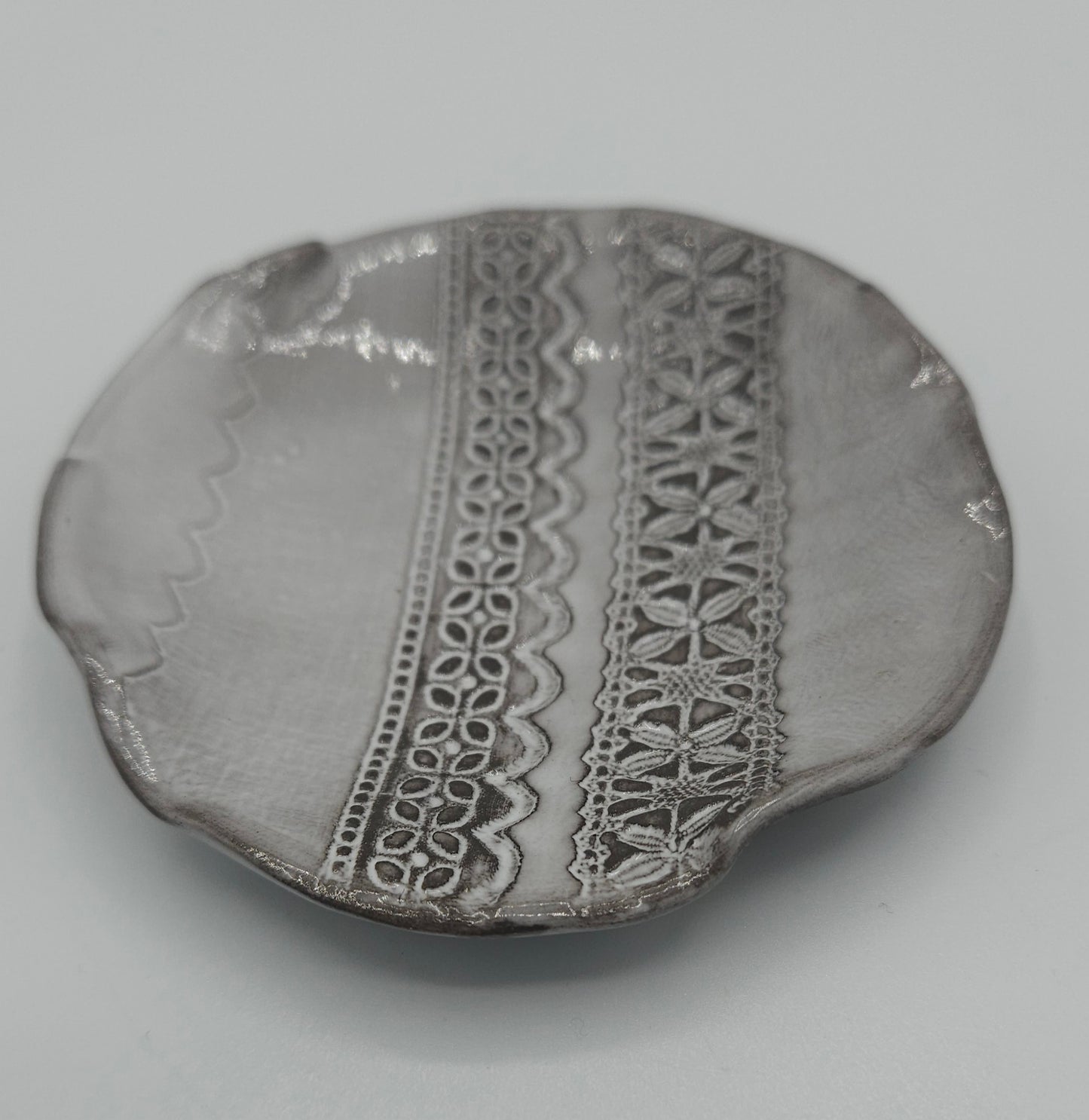 coupelle en céramique émaillée artisanale , empreinte de dentelle. objet unique fabriqué en haute-Loire par atelier l'apothéose