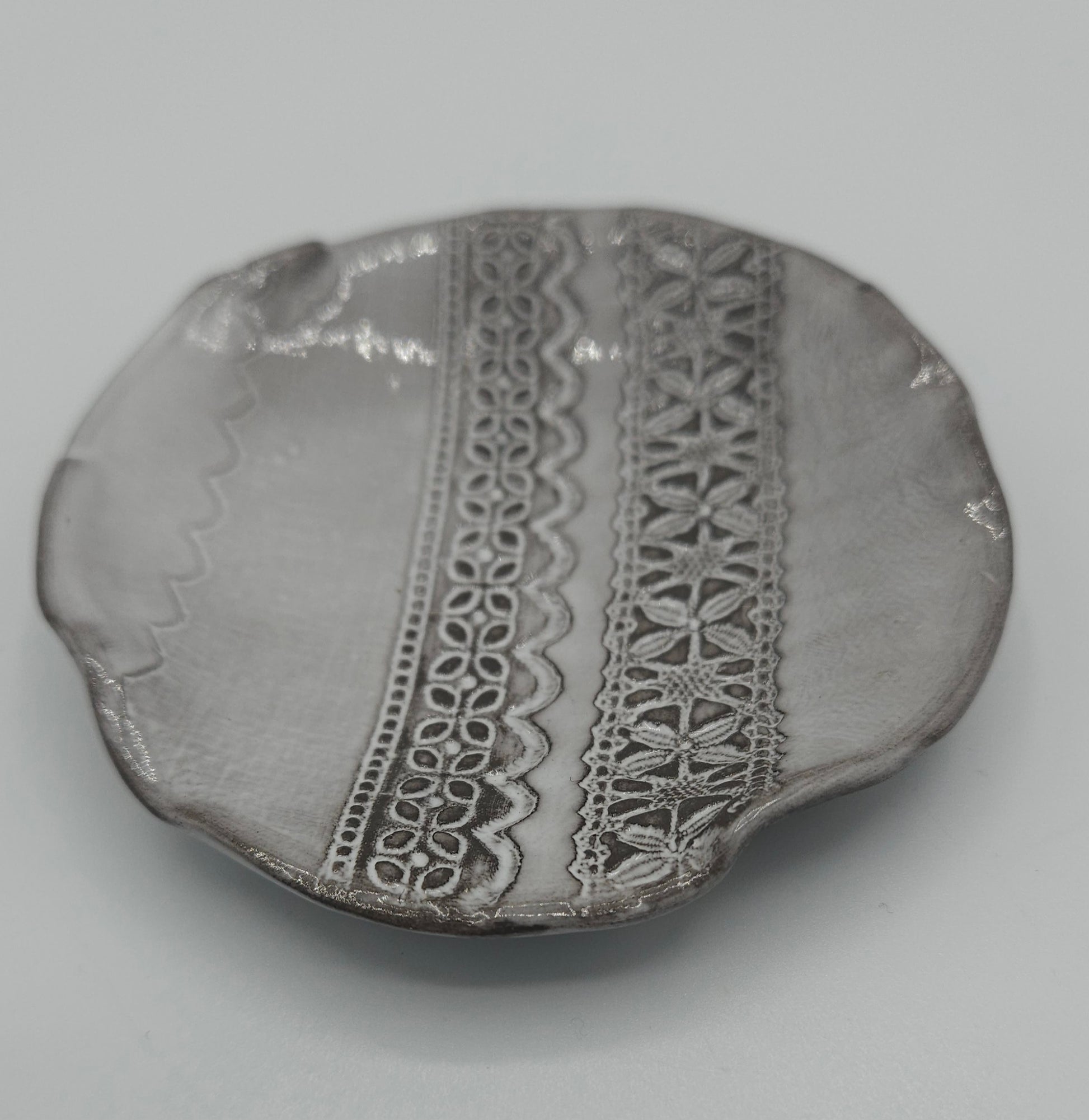 coupelle en céramique émaillée artisanale , empreinte de dentelle. objet unique fabriqué en haute-Loire par atelier l'apothéose