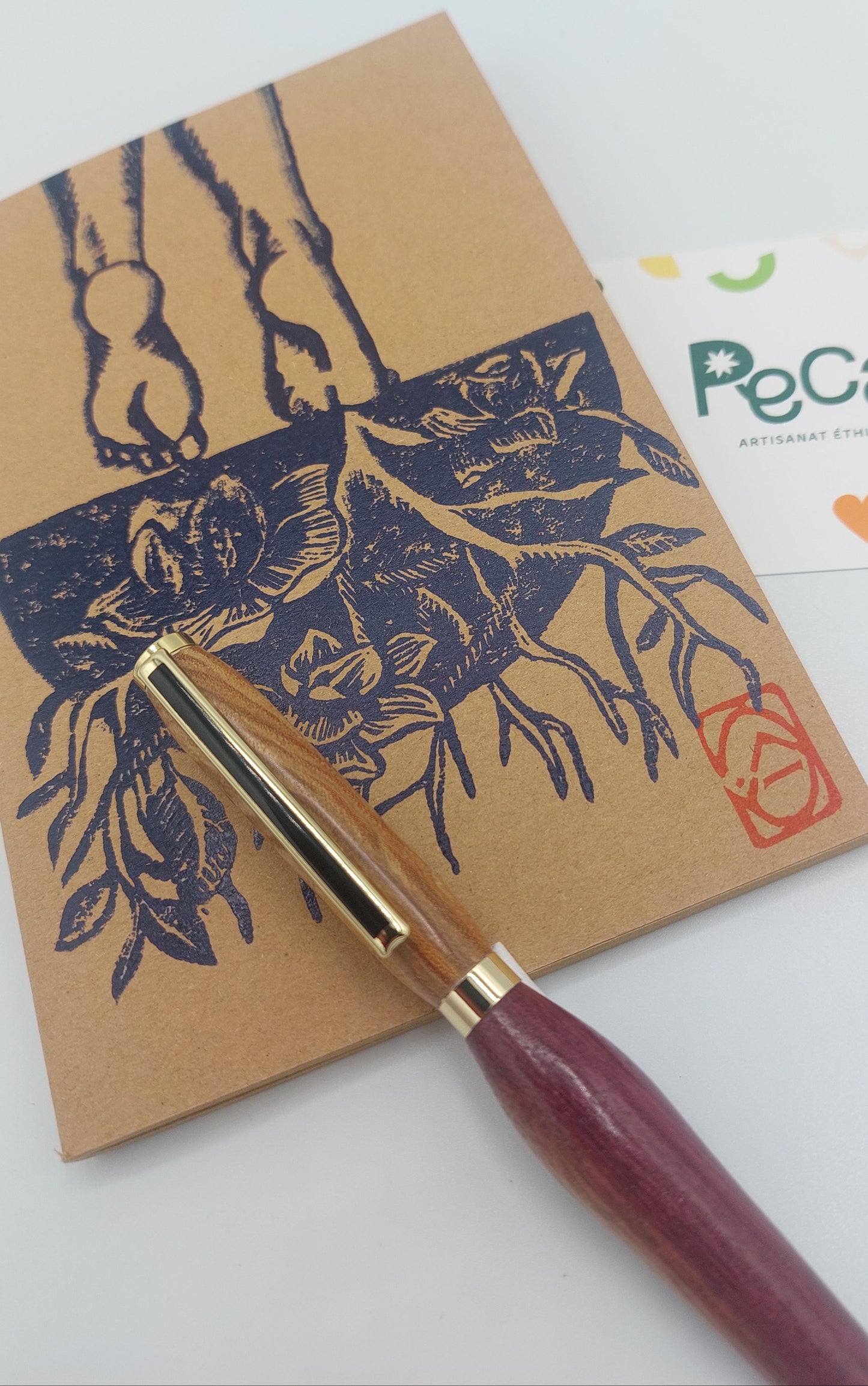 coffret cadeaux artisanat de haute-loire - écriture et inspiration ( stylo à bille en bois tourné, carnet linogravure, bougie parfumé)