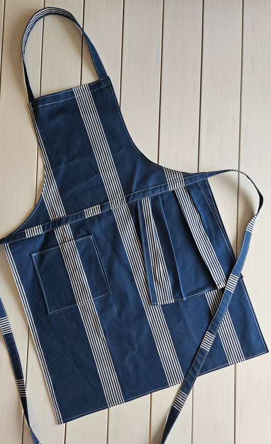 Grand tablier de cuisine avec poche et torchon essuie-main intégré -  à rayures, couleur bleu nuit. taille ajustable - textiles revalorisés -Les Ateliers Aniciens - Pecata Haute-Loire