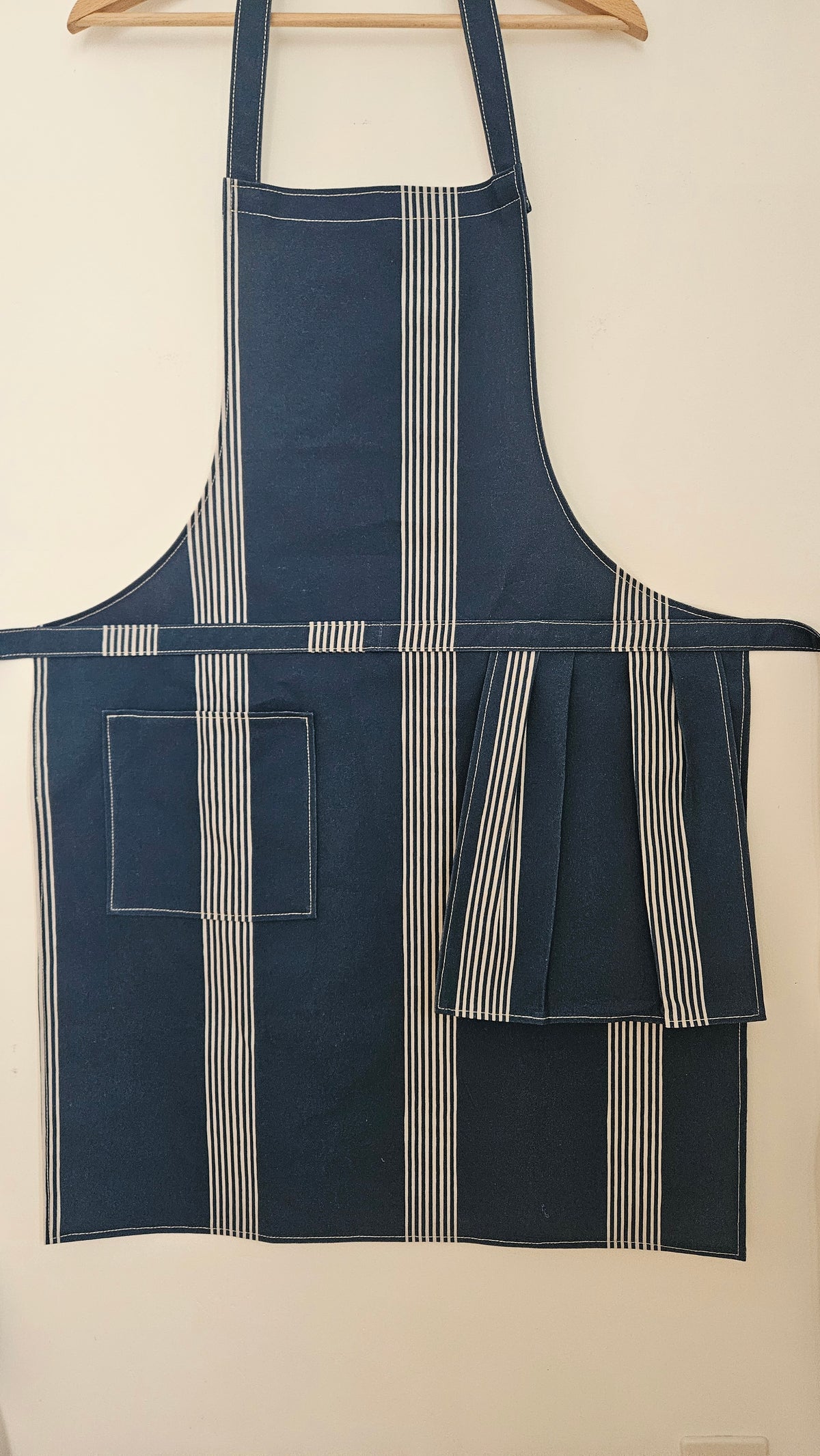 Grand tablier de cuisine avec poche et torchon essuie-main intégré -  à rayures, couleur bleu nuit. taille ajustable - textiles revalorisés - artisanat Haute-Loire