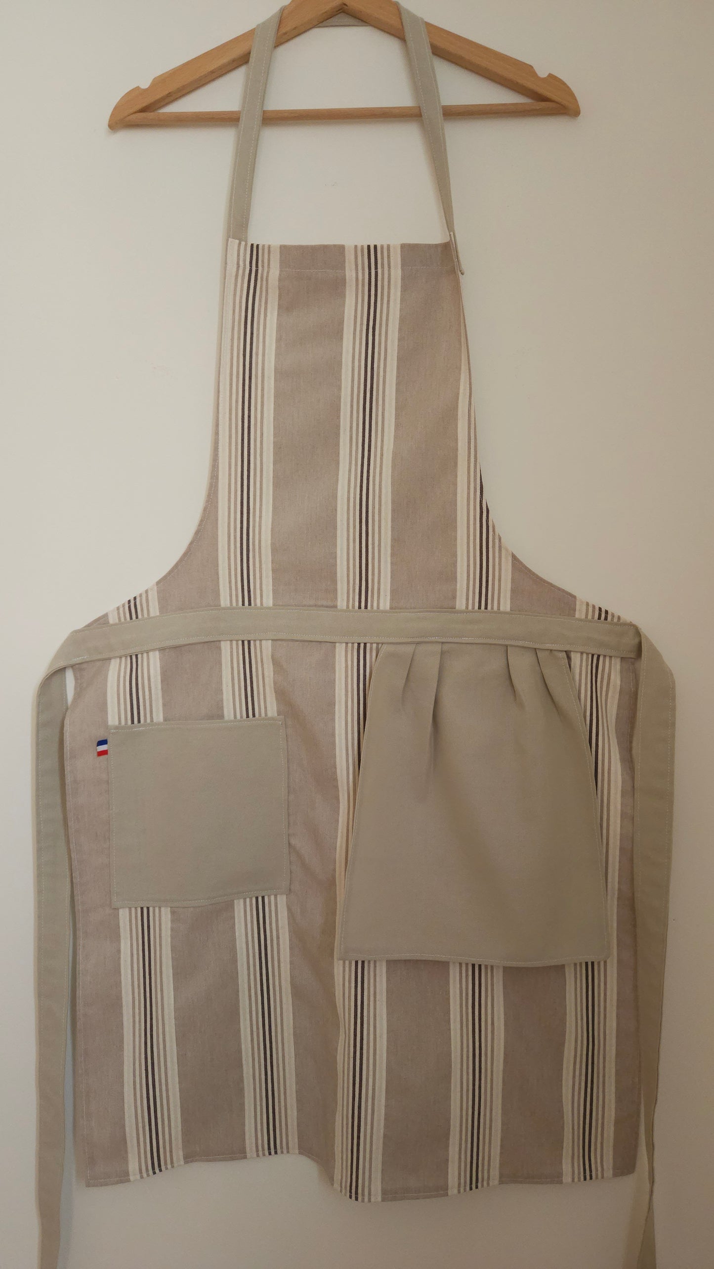 Grand Tablier de Cuisine avec poche et torchon intégré - textile upcyclé - réalisation par la structure à but social Les Ateliers Aniciens - couleurs beige et écru avec rayures