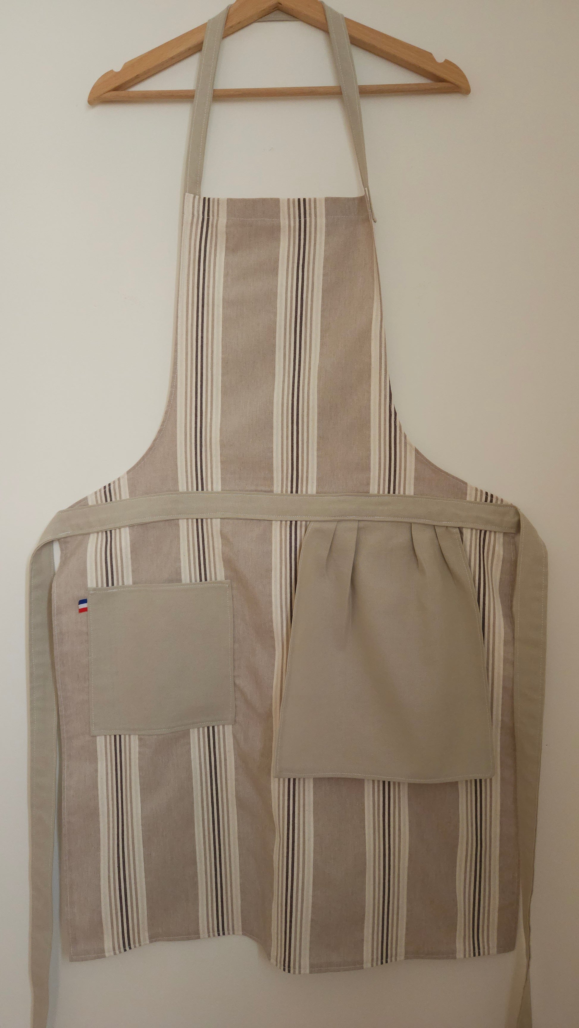Grand Tablier de Cuisine avec poche et torchon intégré - textile upcyclé - réalisation par la structure à but social Les Ateliers Aniciens - couleurs beige et écru avec rayures