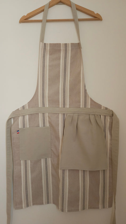 Grand Tablier de Cuisine avec poche et torchon intégré - textile upcyclé - réalisation par la structure à but social Les Ateliers Aniciens - couleurs beige et écru avec rayures