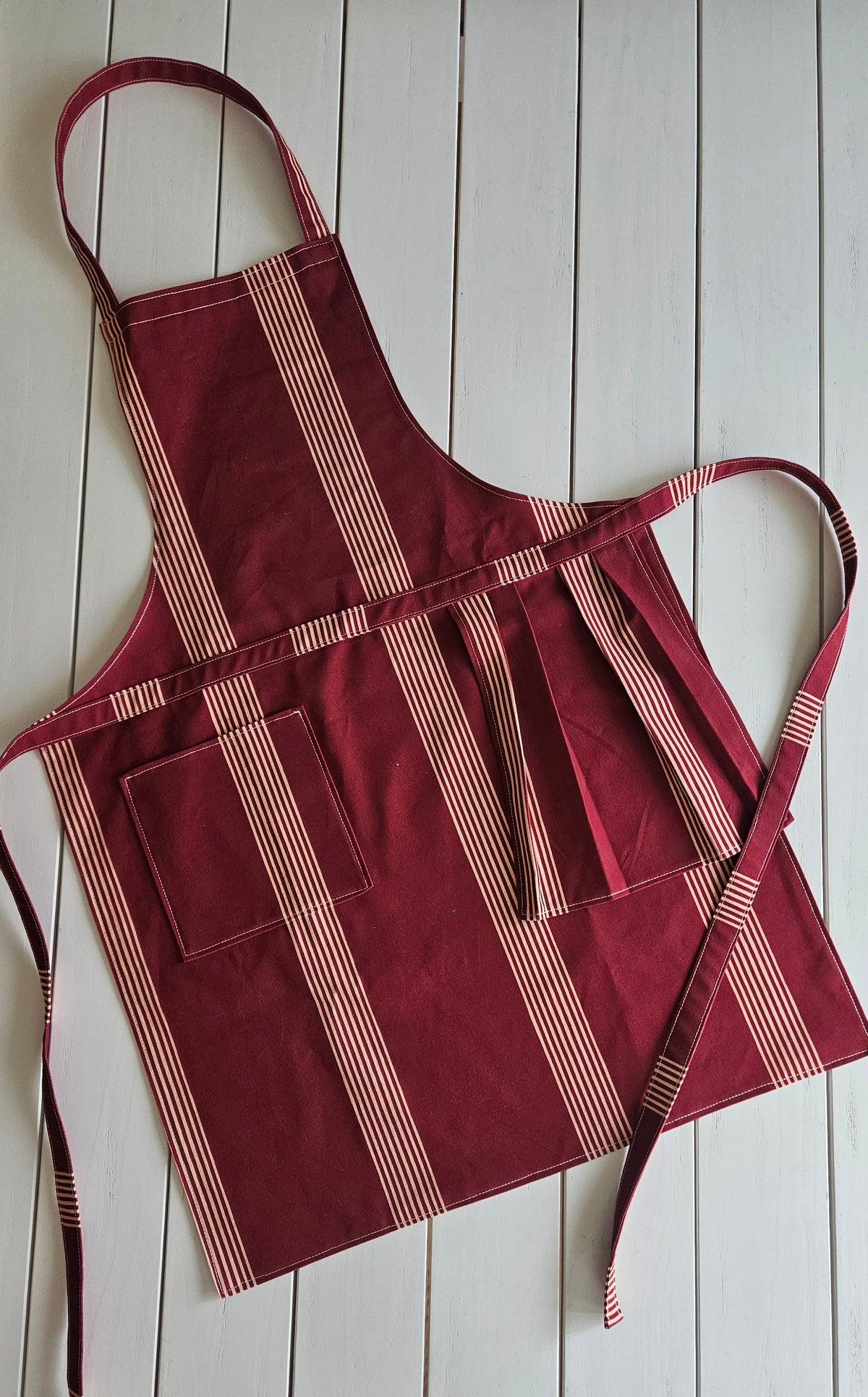Grand tablier de cuisine avec poche et torchon essuie-main intégré -  à rayures, couleur rouge bordeaux -  taille ajustable - textiles revalorisés -Les Ateliers Aniciens - Pecata Haute-Loire