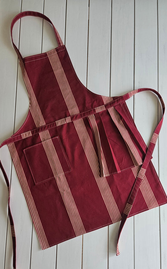 Grand tablier de cuisine avec poche et torchon essuie-main intégré -  à rayures, couleur rouge bordeaux -  taille ajustable - textiles revalorisés -Les Ateliers Aniciens - Pecata Haute-Loire