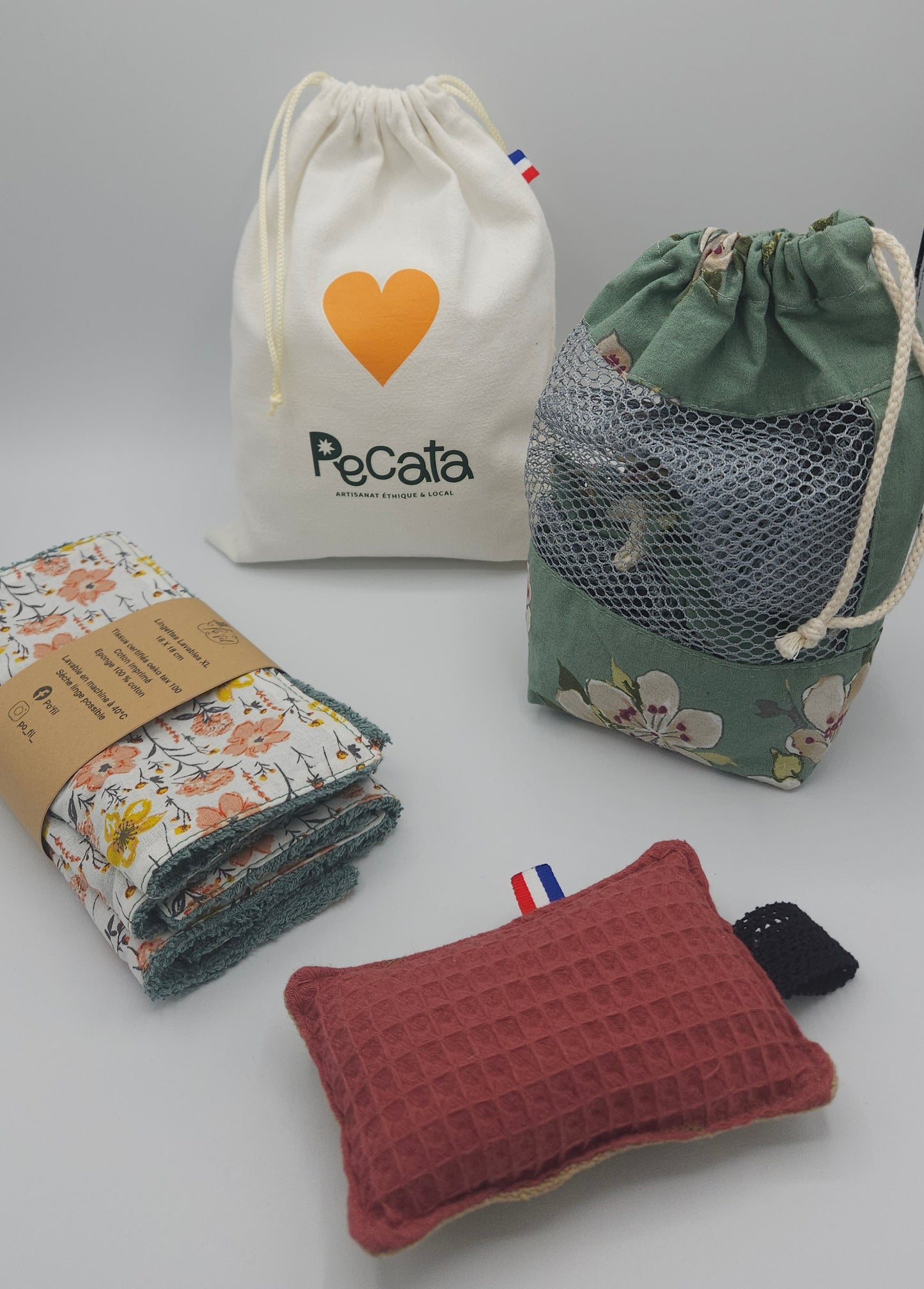 kit de cuisine zéro déchet pour une consommation éco-responsable. lot de 3 sac filets à légumes et fruits, éponge lavable, essuis tout lingette XL lavables. marque PECATA