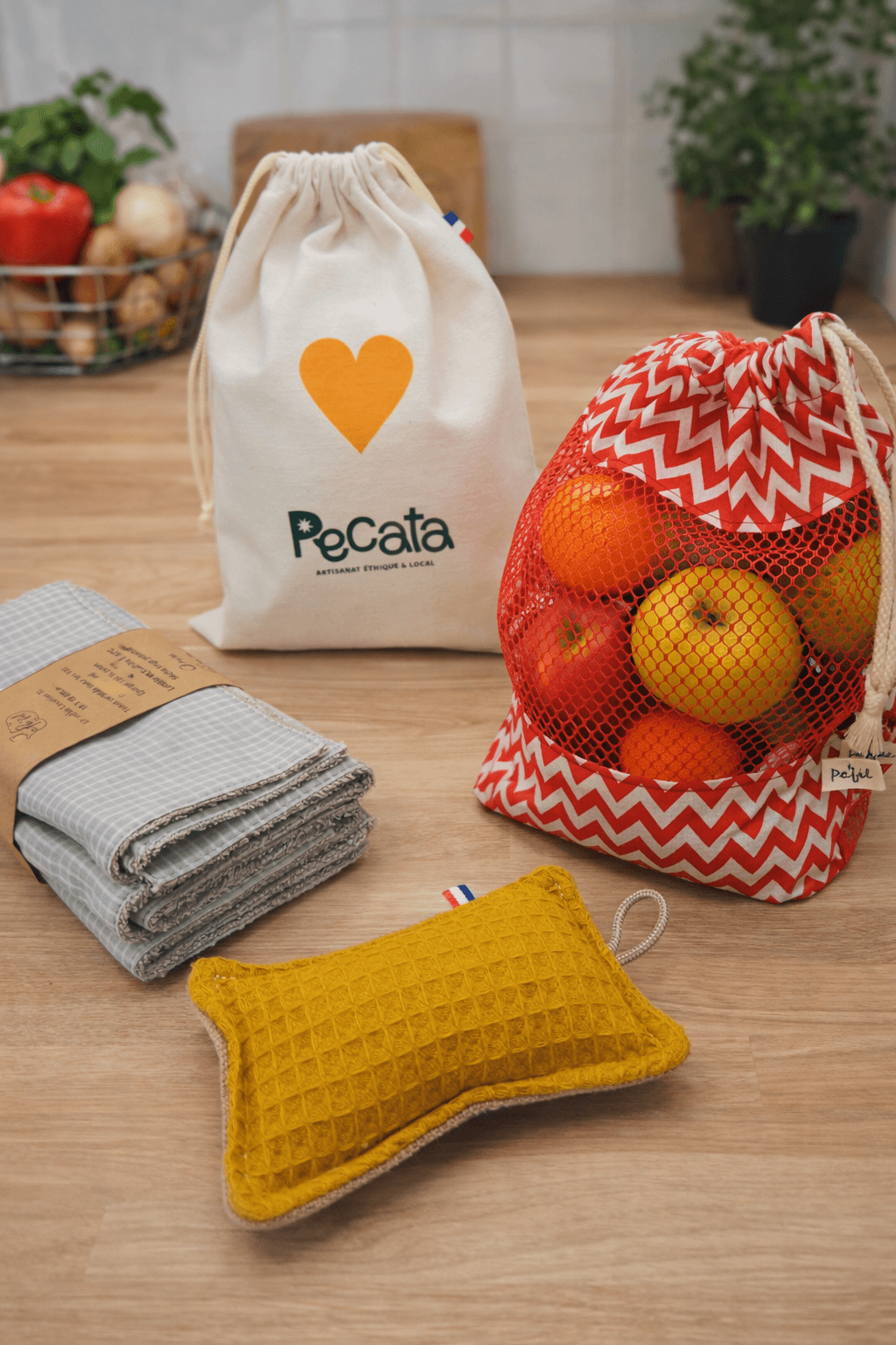 Kit de cuisine éco-responsable  pour le zéro déchet. 3 sacs filet à fruits et légumes, éponge lavables, 5 essuis tout lavable . emballé dans un pochon upcyclé Pecata - artisanat éthique et solidaire