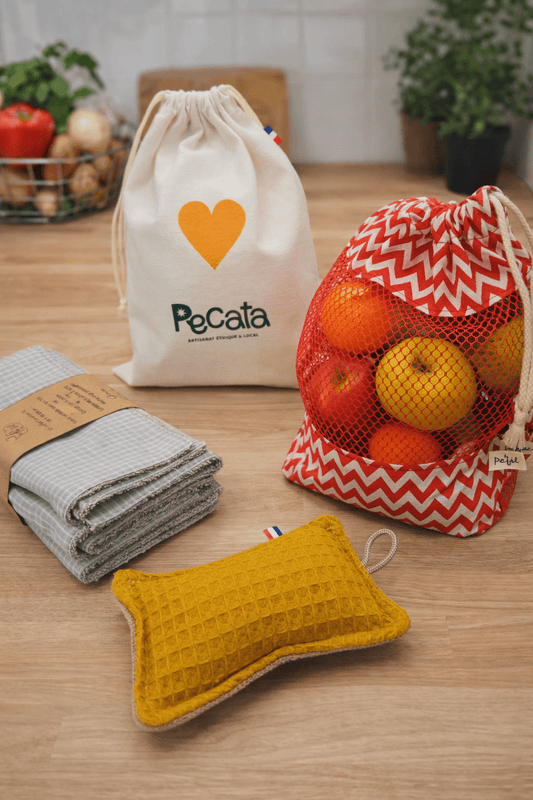 Kit de cuisine éco-responsable  pour le zéro déchet. 3 sacs filet à fruits et légumes, éponge lavables, 5 essuis tout lavable . emballé dans un pochon upcyclé Pecata - artisanat éthique et solidaire