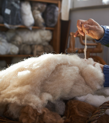 Travail de la laine en Auvergne - artisanat - atelier de feutrage à Saugues - Ateliers de la Bruyère