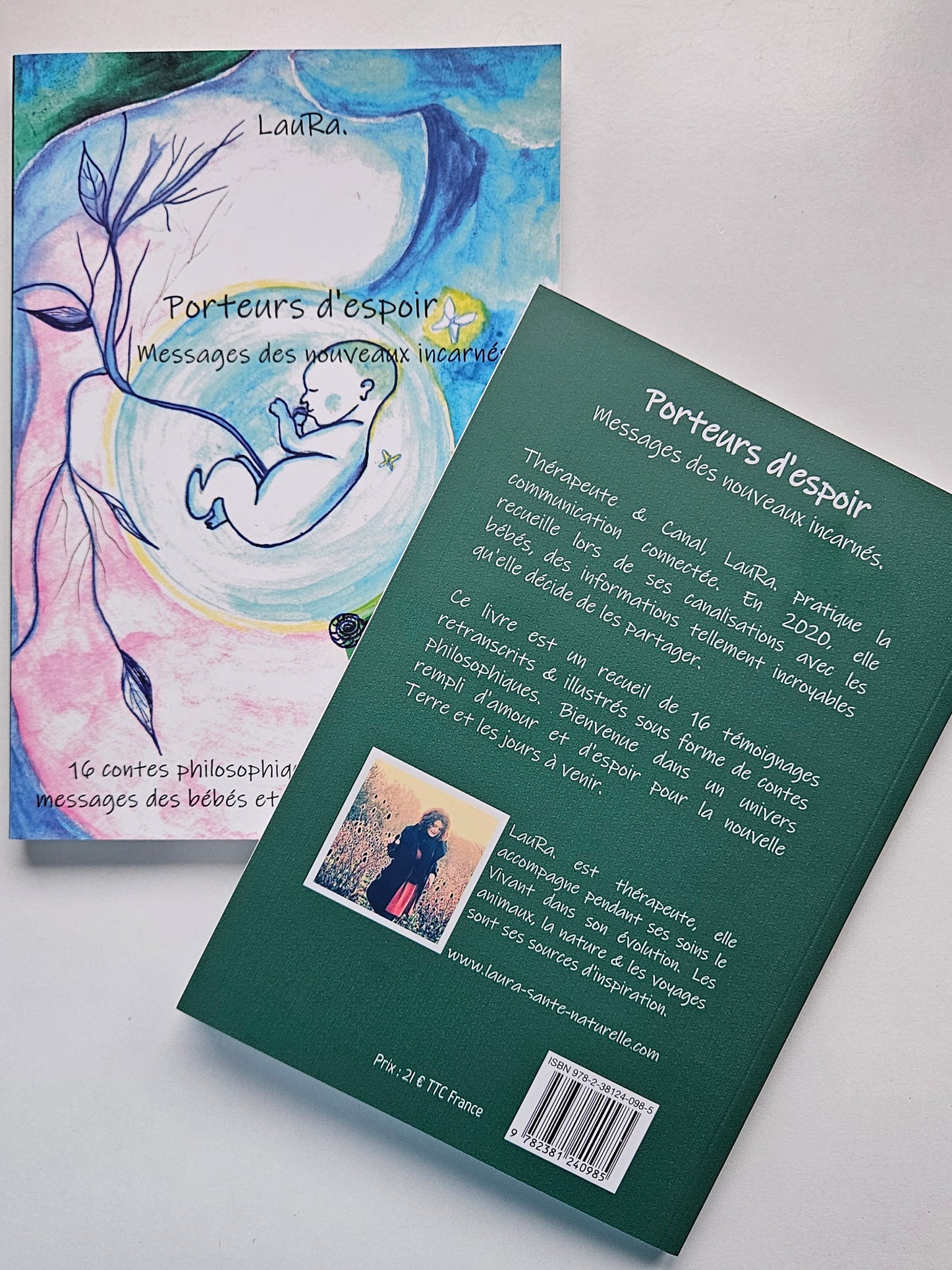 "Porteur d'espoir - Messages des nouveaux incarnés" par l’auteure-illustratrice LauRa. Livre de développement personnel pour adulte.
16 contes philosophiques illustrés pour accueillir les messages des bébés et réenchanter le quotidien.