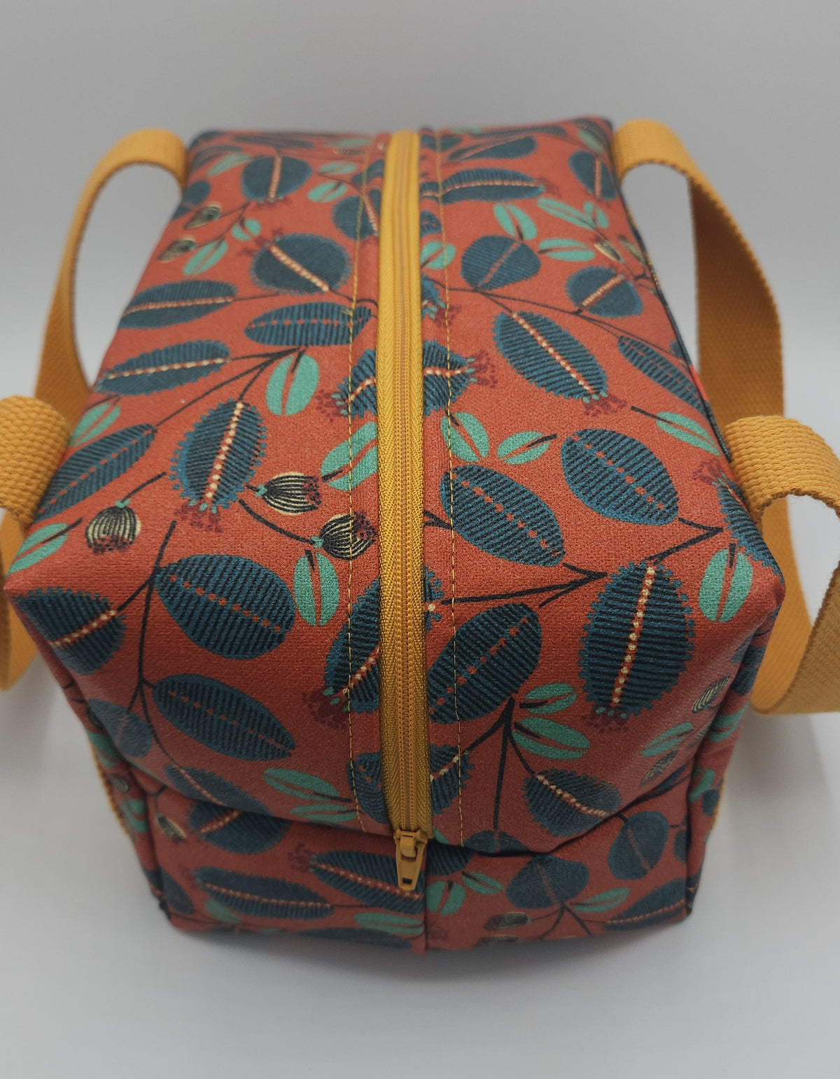 Lunch bag isotherme avec 2 anses et 1 petite poche zippée sur le devant - artisanat haute-loire Po Fil - couleur orange motif feuilles