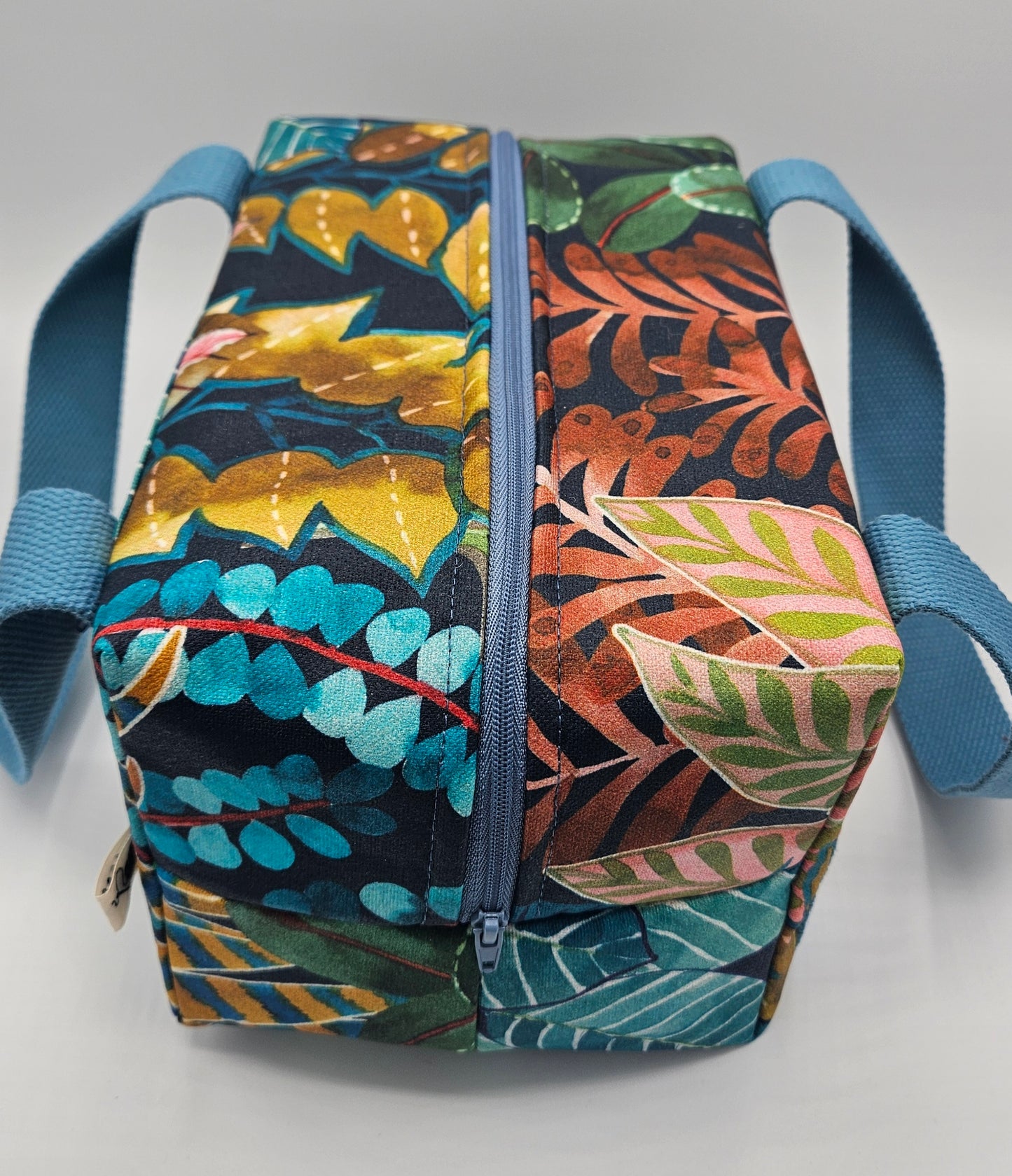 lunch bag coloré isotherme - fabrication artisanale de Haute-Loire. idéal pour la pause déjeuner au travail. 