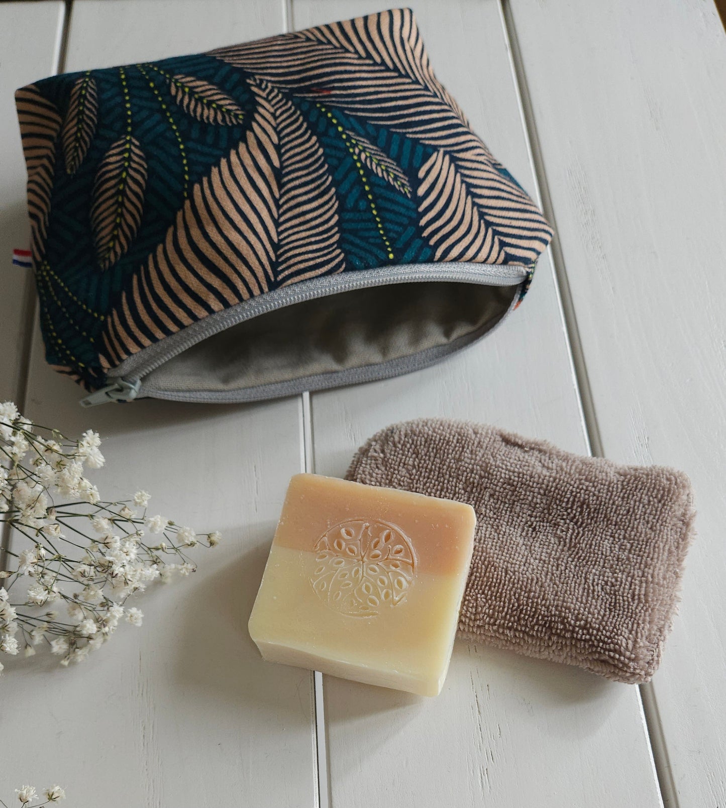 Petite Trousse beauté de voyage - modèle bleu - PECATA - Artisanat éthique et solidaire de Haute-Loire avec savon biologique et mini gant tout doux