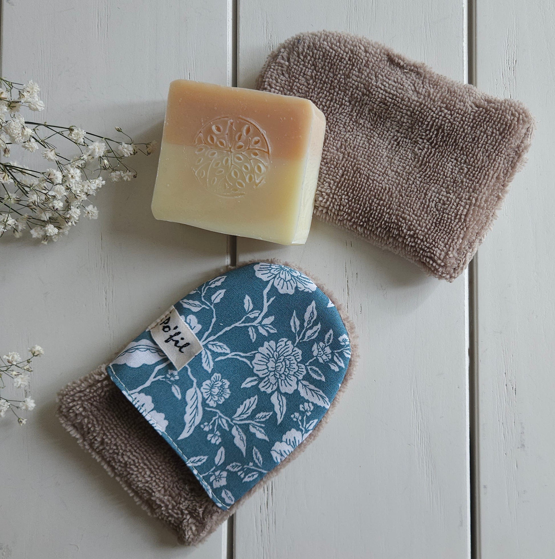 Mini-gant lavable de voyage tout doux ( textile coton et bambou)-  modèle fleuri bleu ciel - Pecata