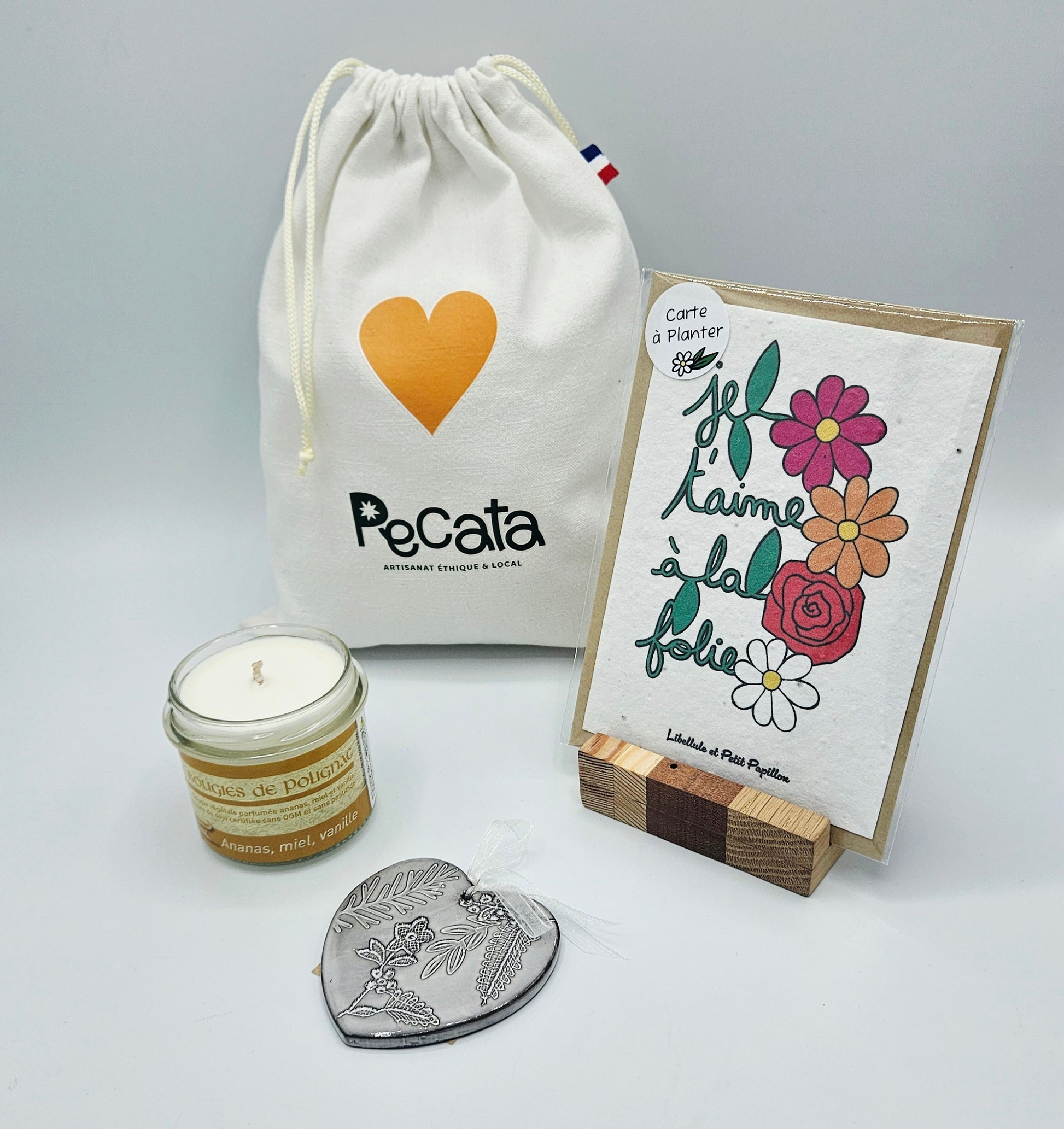 Coffret cadeau à composer "Saint-Valentin " réunit des créations de l'artisanat éthique et éco-responsable de Haute-Loire pour déclarer son amour avec originalité et authenticité. carte à planter thème Amour graines de fleurs. Bougie végétale parfumée, coeur en céramique à suspendre. 