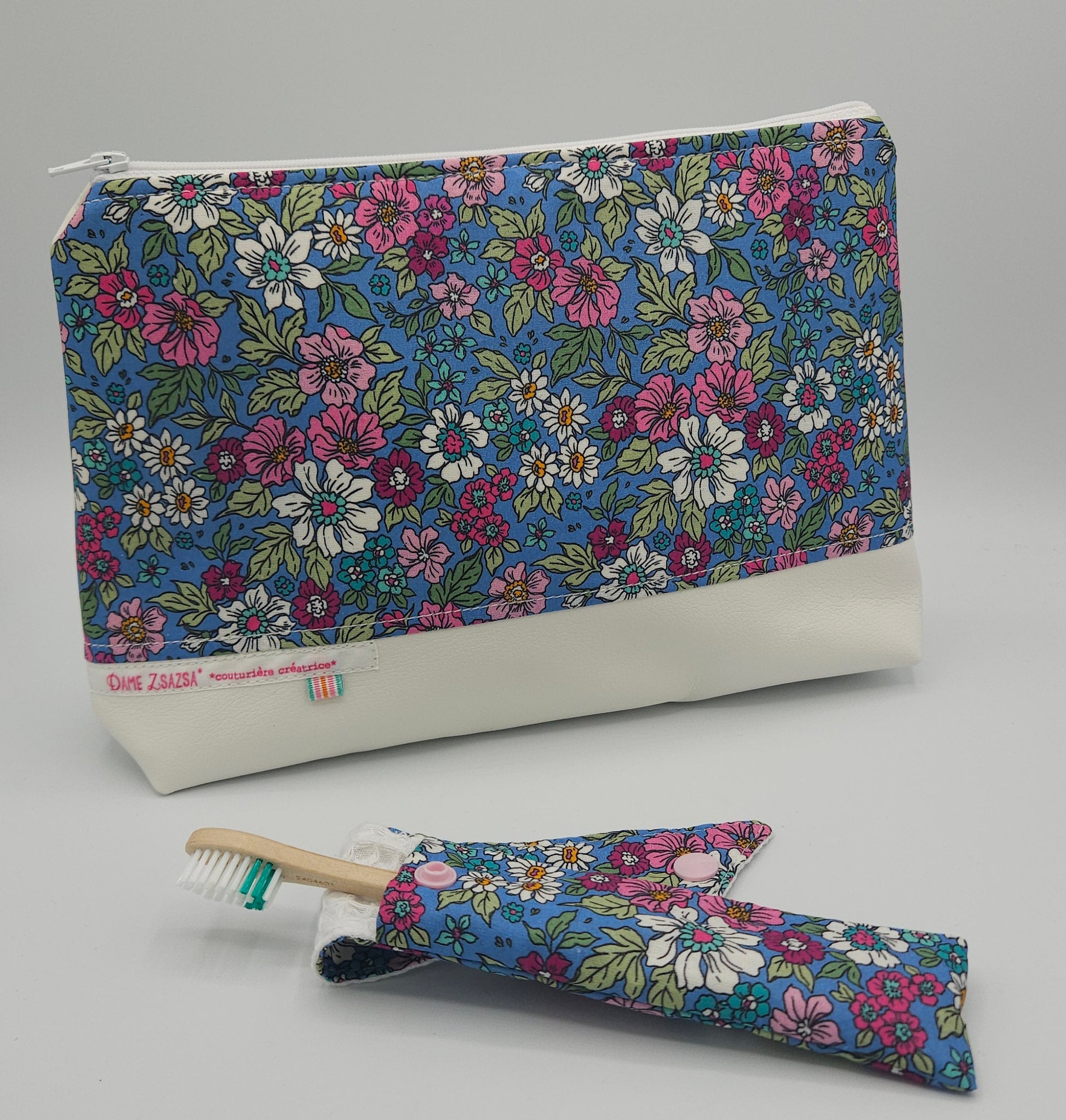 Set de toilette pour femme - motif fleuri - fait-main en Haute-Loire - trousse de toilette fleuri et son étui à brosse à dents assorti. confection artisanale et locale.