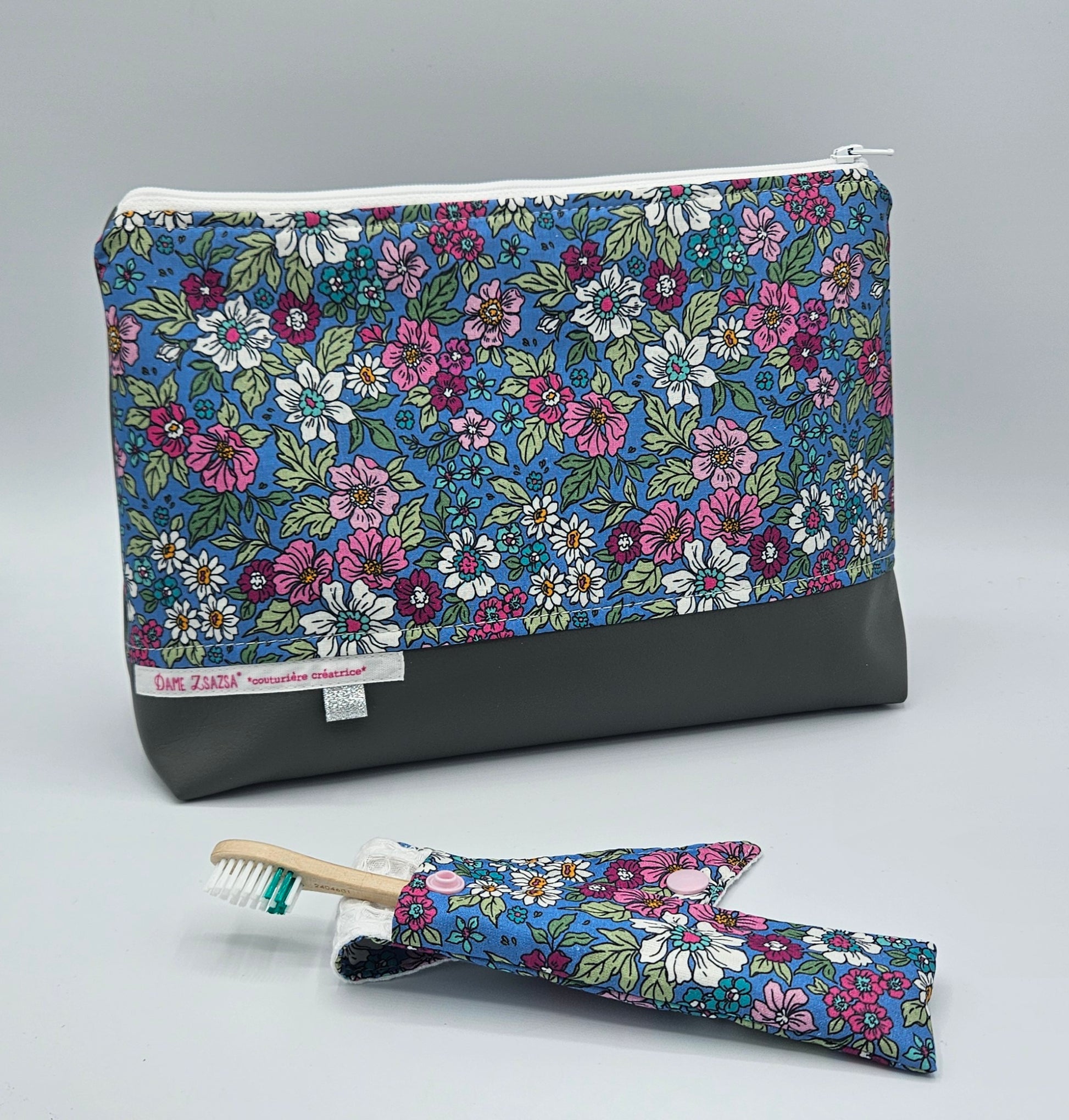 Set de toilette pour femme - motif fleuri - fait-main en Haute-Loire - trousse de toilette fleuri et son étui à brosse à dents assorti. confection artisanale et locale.