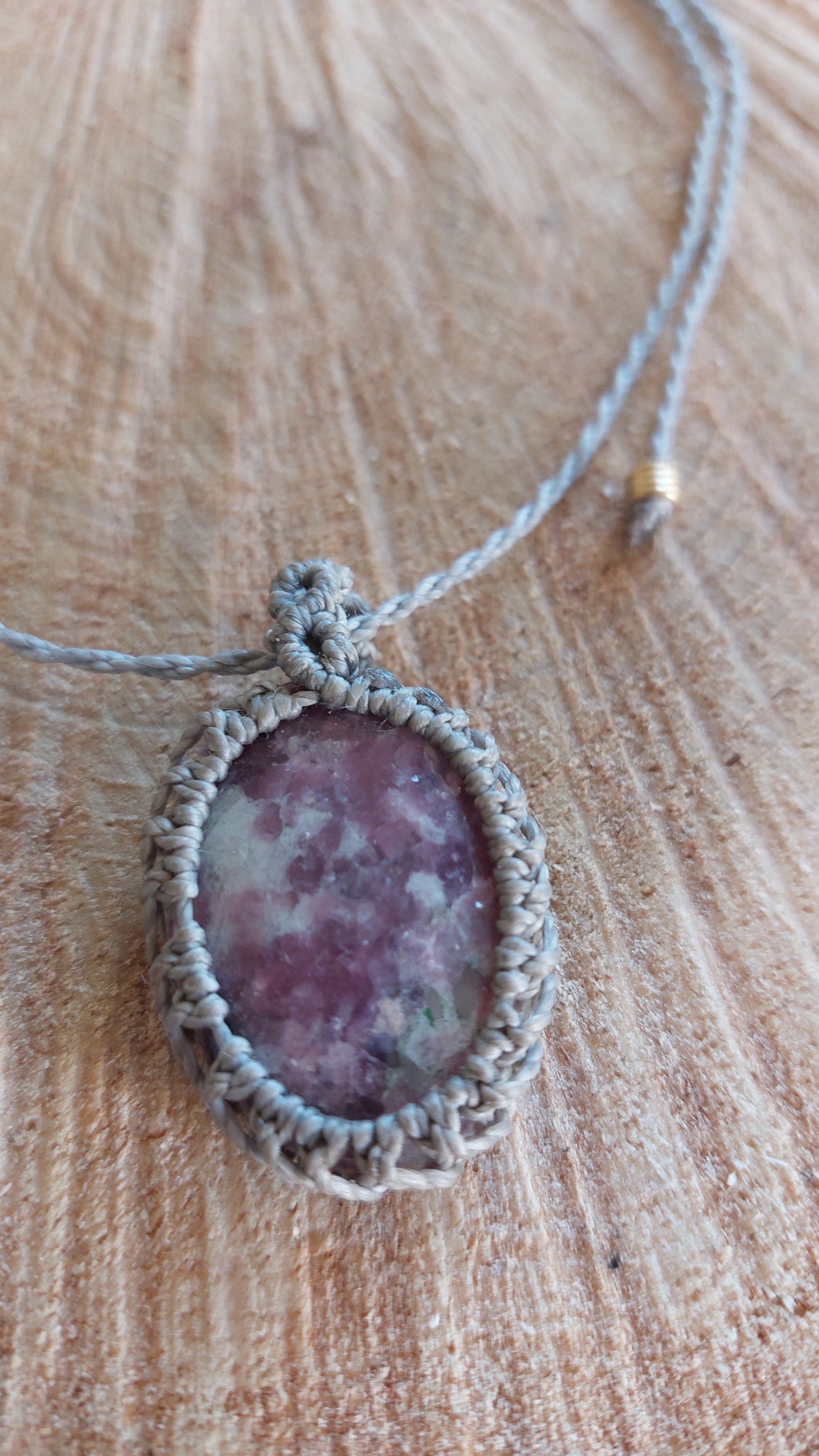 Pendentif macramé serti pierre naturelle Lépidolite  - artisanat Auvergne