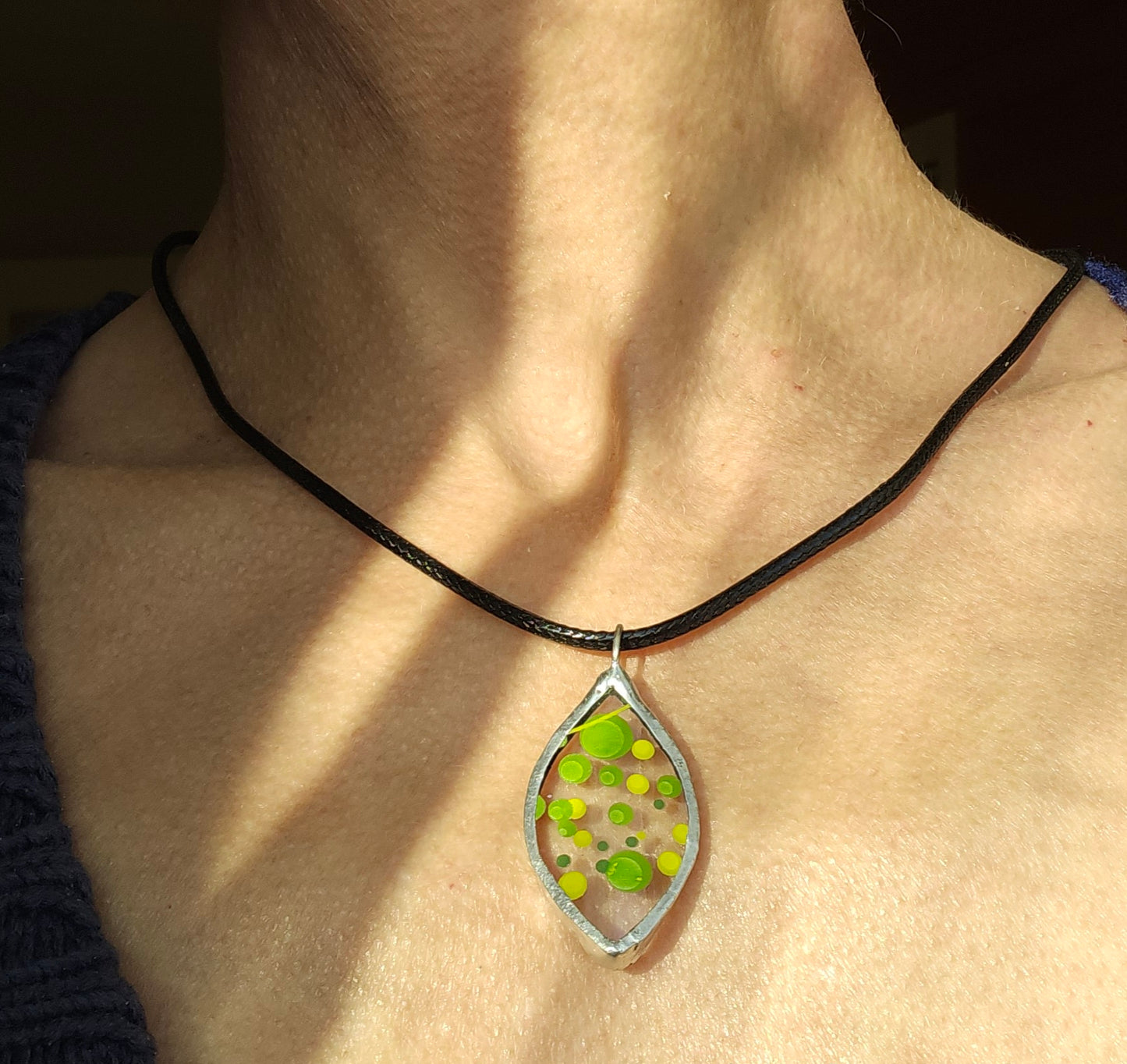 Pendentif en verre upcyclé - artisanat de Haute-Loire - Création unique et originale - verre recyclé