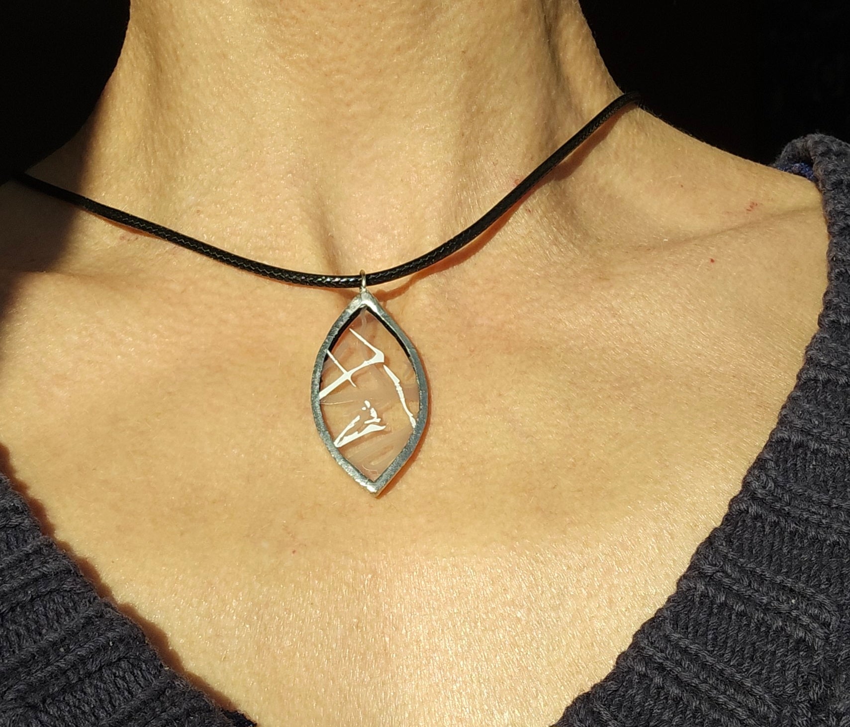 Pendentif en verre upcyclé - artisanat de Haute-Loire - Création unique et originale - verre recyclé