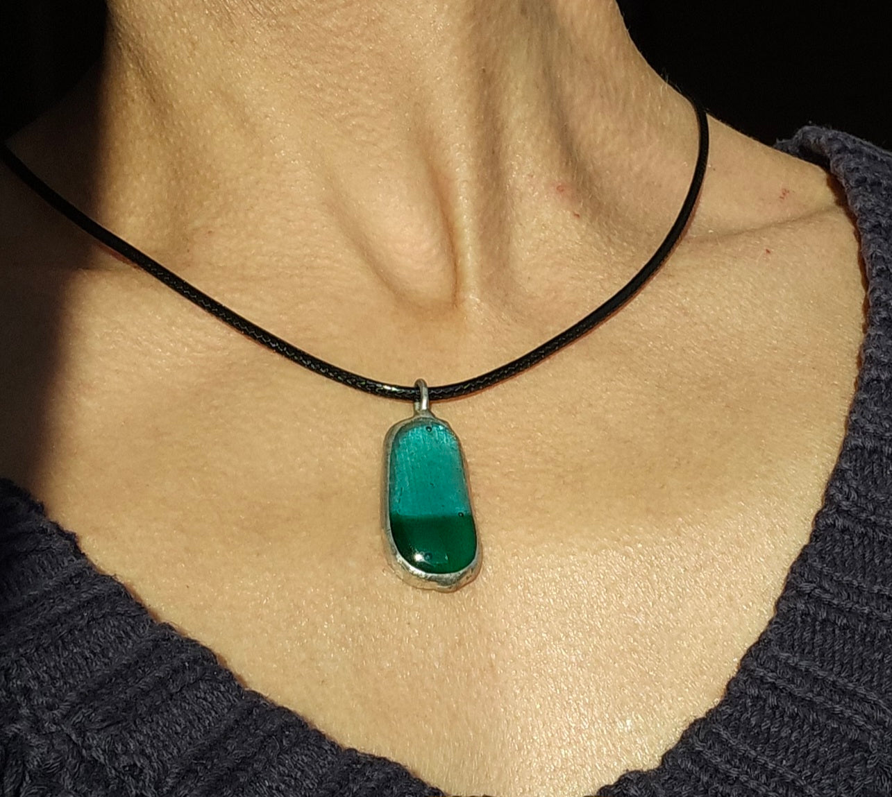 Pendentif tour de cou en verre upcyclé - artisanat de Haute-Loire - Création unique et originale - verre recyclé