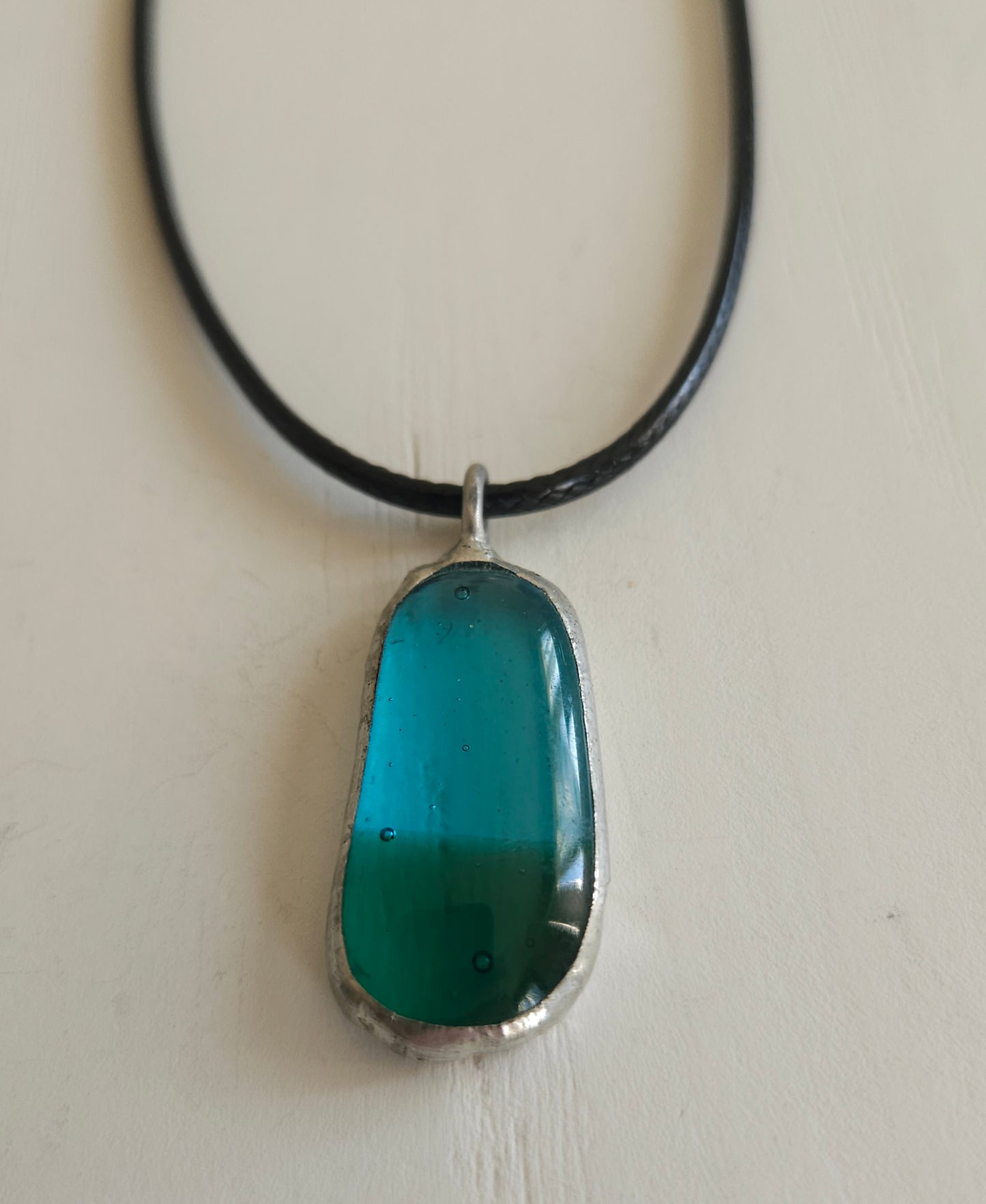Pendentif en verre upcyclé - artisanat de Haute-Loire - Création unique et originale - verre recyclé