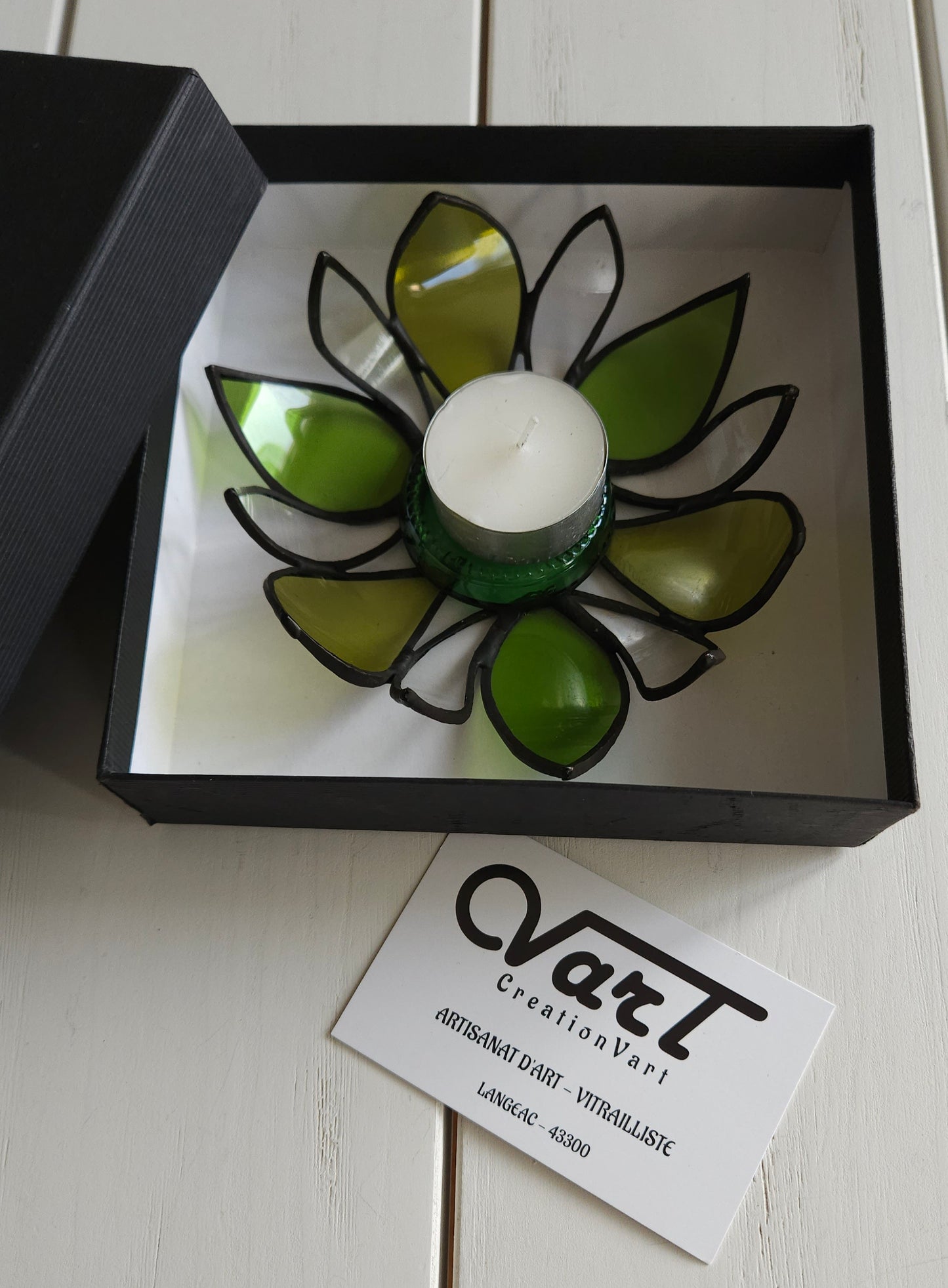 Photophore "Fleur" en verre upcyclé utilisant le savoir-faire du vitrail  Création artisanale unique réalisée par CreationVart. Artisanat de Haute-Loire. Photophore ou bougeoir en vitrail sertie à l'étain. couleur vert et transparent.