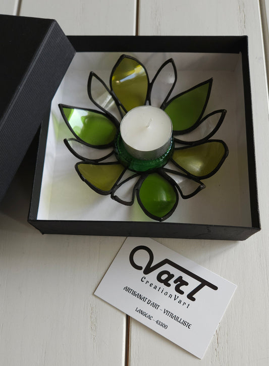 Photophore "Fleur" en verre upcyclé utilisant le savoir-faire du vitrail  Création artisanale unique réalisée par CreationVart. Artisanat de Haute-Loire. Photophore ou bougeoir en vitrail sertie à l'étain. couleur vert et transparent.
