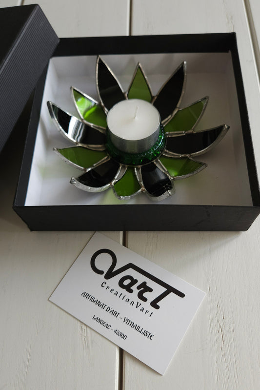 Photophore "Fleur" en verre upcyclé utilisant le savoir-faire du vitrail  Création artisanale unique réalisée par CreationVart. Artisanat de Haute-Loire. Photophore ou bougeoir en vitrail sertie à l'étain. couleur vert et marron foncé.