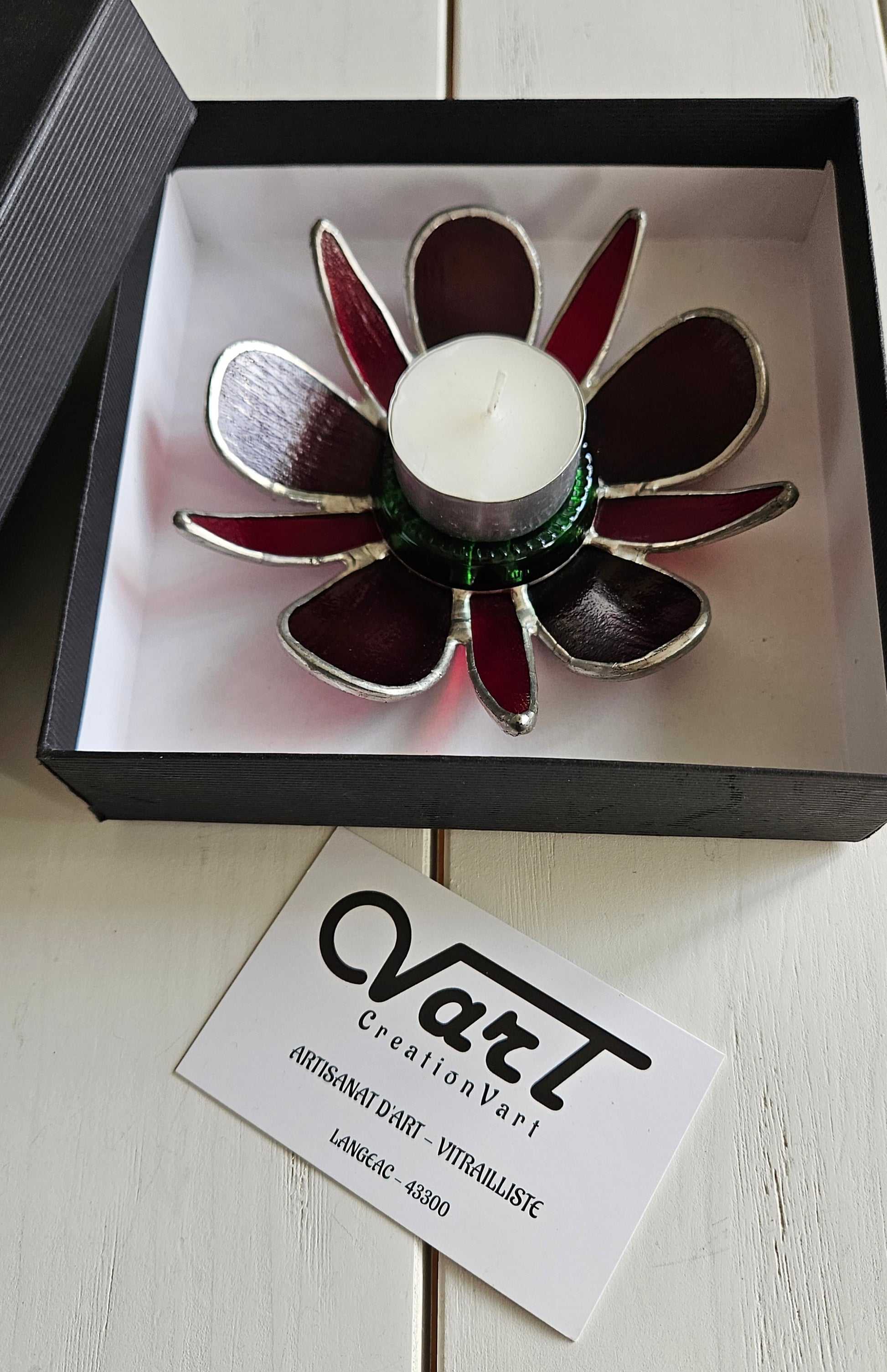 Photophore "Fleur" en verre upcyclé utilisant le savoir-faire du vitrail  Création artisanale unique réalisée par CreationVart. Artisanat de Haute-Loire. Photophore ou bougeoir en vitrail sertie à l'étain. couleur rouge bordeaux.