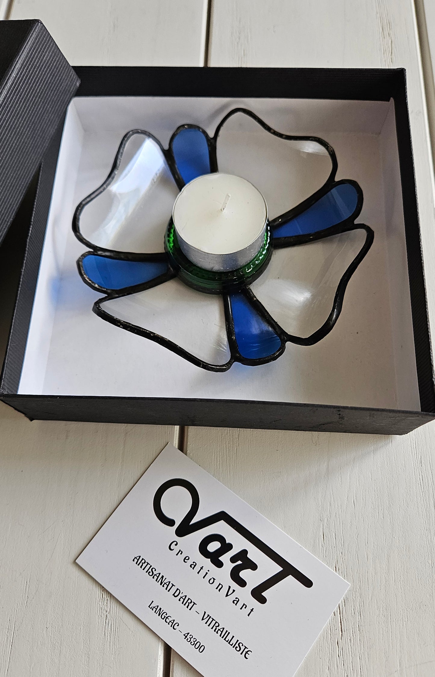 Photophore "Fleur" en verre upcyclé utilisant le savoir-faire du vitrail  Création artisanale unique réalisée par CreationVart. Artisanat de Haute-Loire. Photophore ou bougeoir en vitrail bleu et transparent sertie à l'étain.