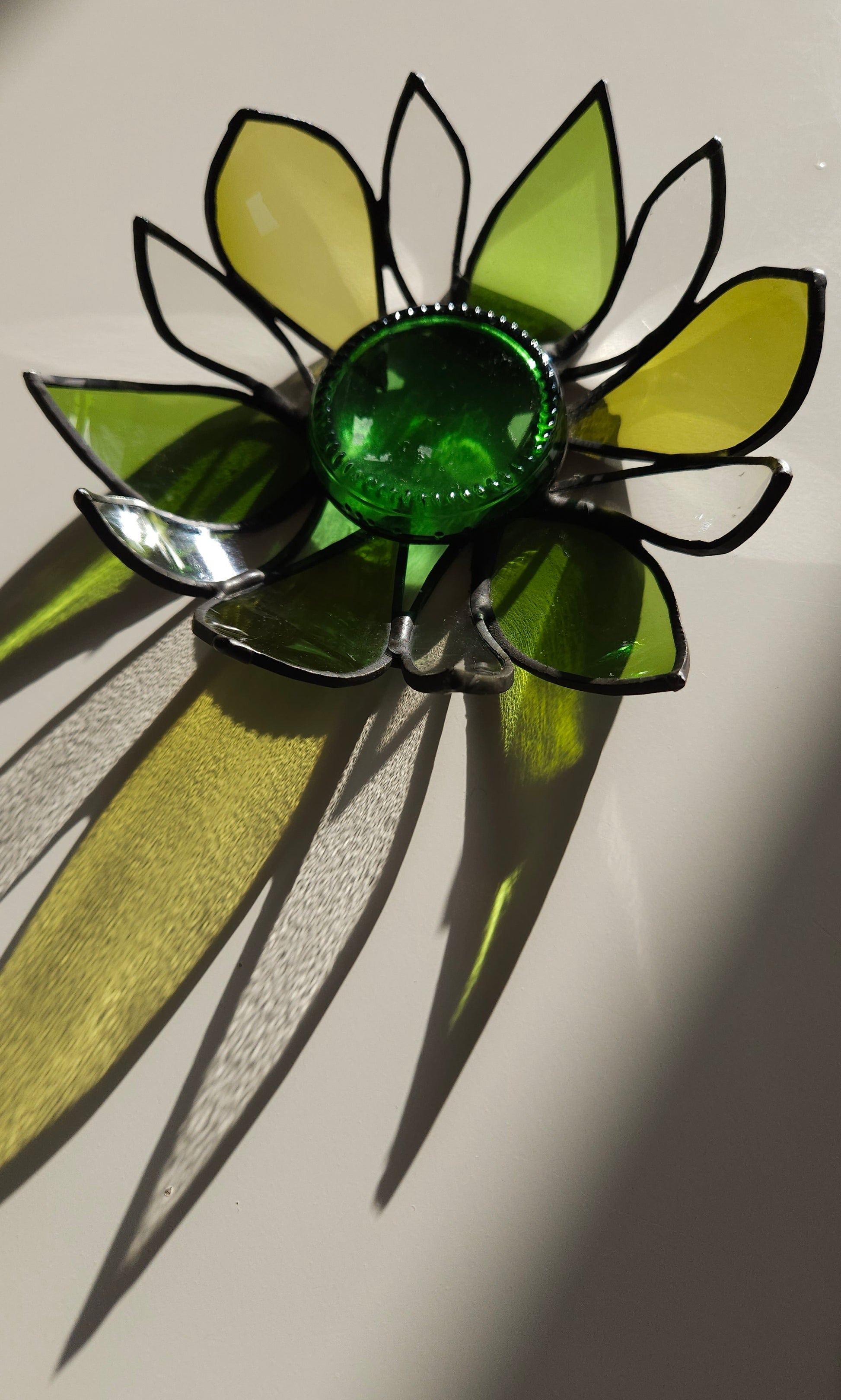Photophore "Fleur" en verre upcyclé utilisant le savoir-faire du vitrail  Création artisanale unique réalisée par CreationVart. Artisanat de Haute-Loire. Photophore ou bougeoir en vitrail sertie à l'étain. couleur vert et transparent.