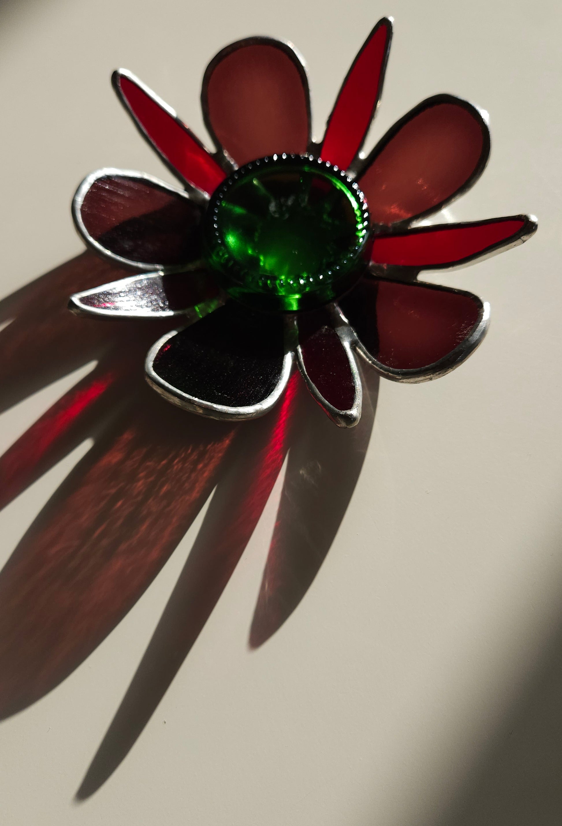 Photophore "Fleur" en verre upcyclé utilisant le savoir-faire du vitrail  Création artisanale unique réalisée par CreationVart. Artisanat de Haute-Loire. Photophore ou bougeoir en vitrail sertie à l'étain. couleur rouge bordeaux.