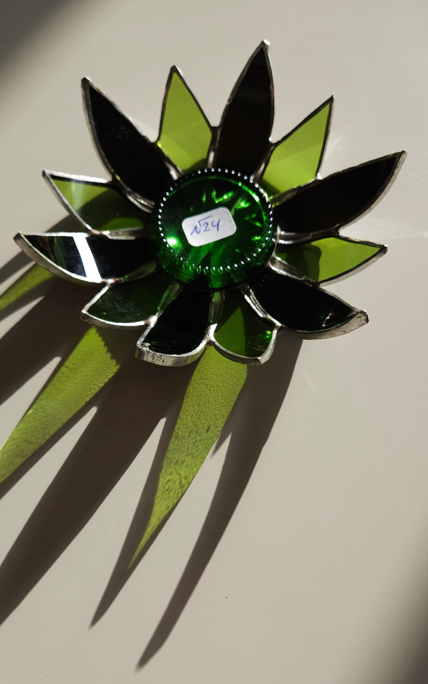 Photophore "Fleur" en verre upcyclé utilisant le savoir-faire du vitrail  Création artisanale unique réalisée par CreationVart. Artisanat de Haute-Loire. Photophore ou bougeoir en vitrail sertie à l'étain. couleur vert et marron foncé.