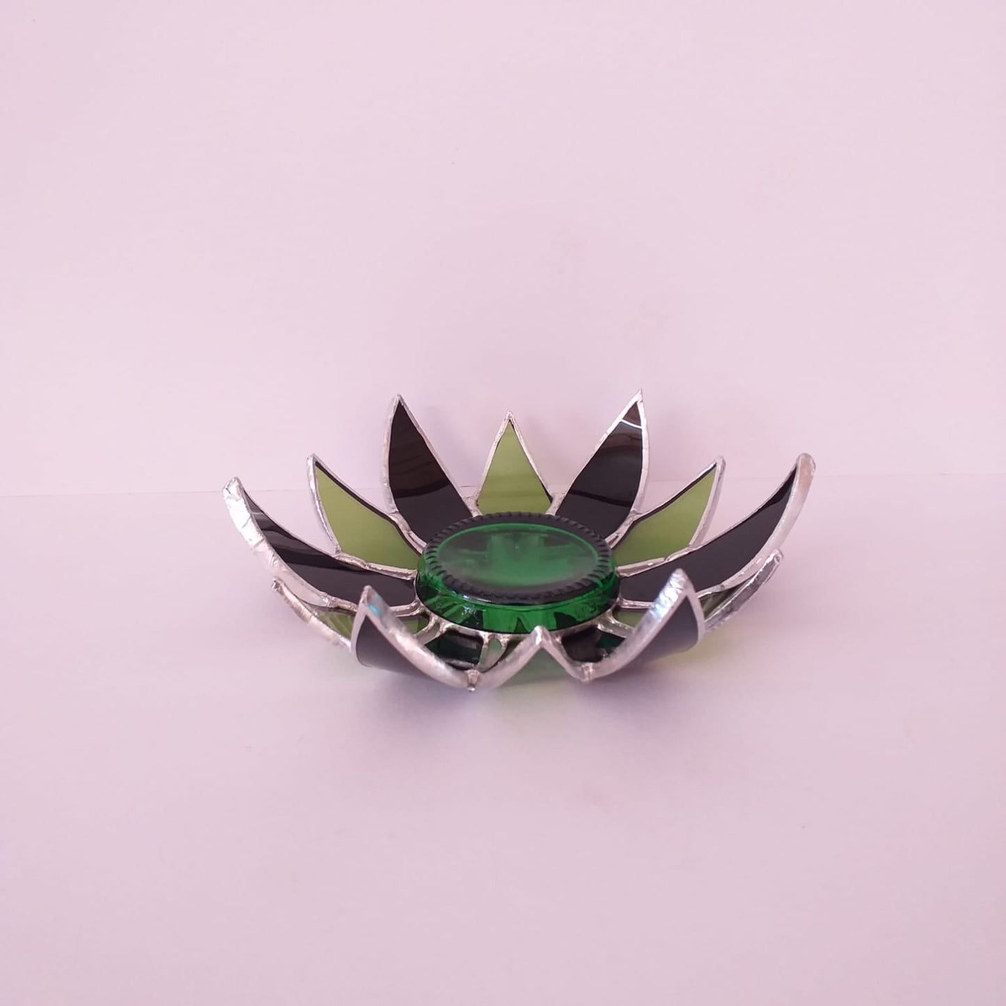 Photophore "Fleur" en verre upcyclé utilisant le savoir-faire du vitrail  Création artisanale unique réalisée par CreationVart. Artisanat de Haute-Loire. Photophore ou bougeoir en vitrail sertie à l'étain. couleur vert et marron foncé.