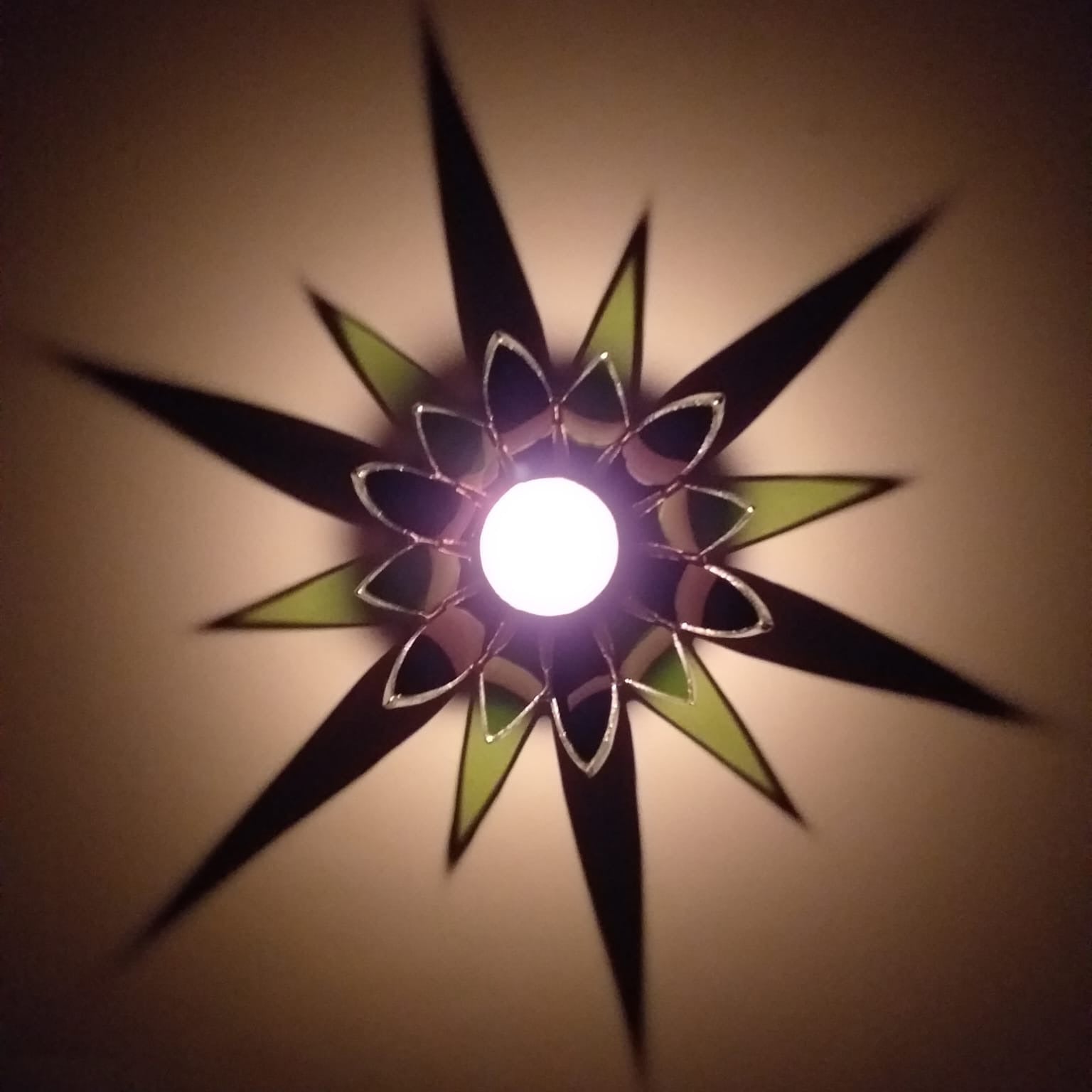 Photophore "Fleur" en verre upcyclé utilisant le savoir-faire du vitrail  Création artisanale unique réalisée par CreationVart. Artisanat de Haute-Loire. Photophore ou bougeoir en vitrail sertie à l'étain. couleur vert et marron foncé.