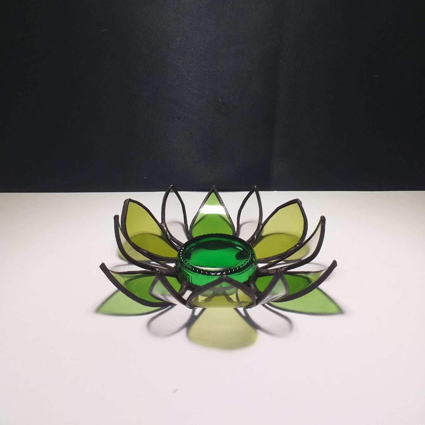 Photophore "Fleur" en verre upcyclé utilisant le savoir-faire du vitrail  Création artisanale unique réalisée par CreationVart. Artisanat de Haute-Loire. Photophore ou bougeoir en vitrail sertie à l'étain. couleur vert et transparent.